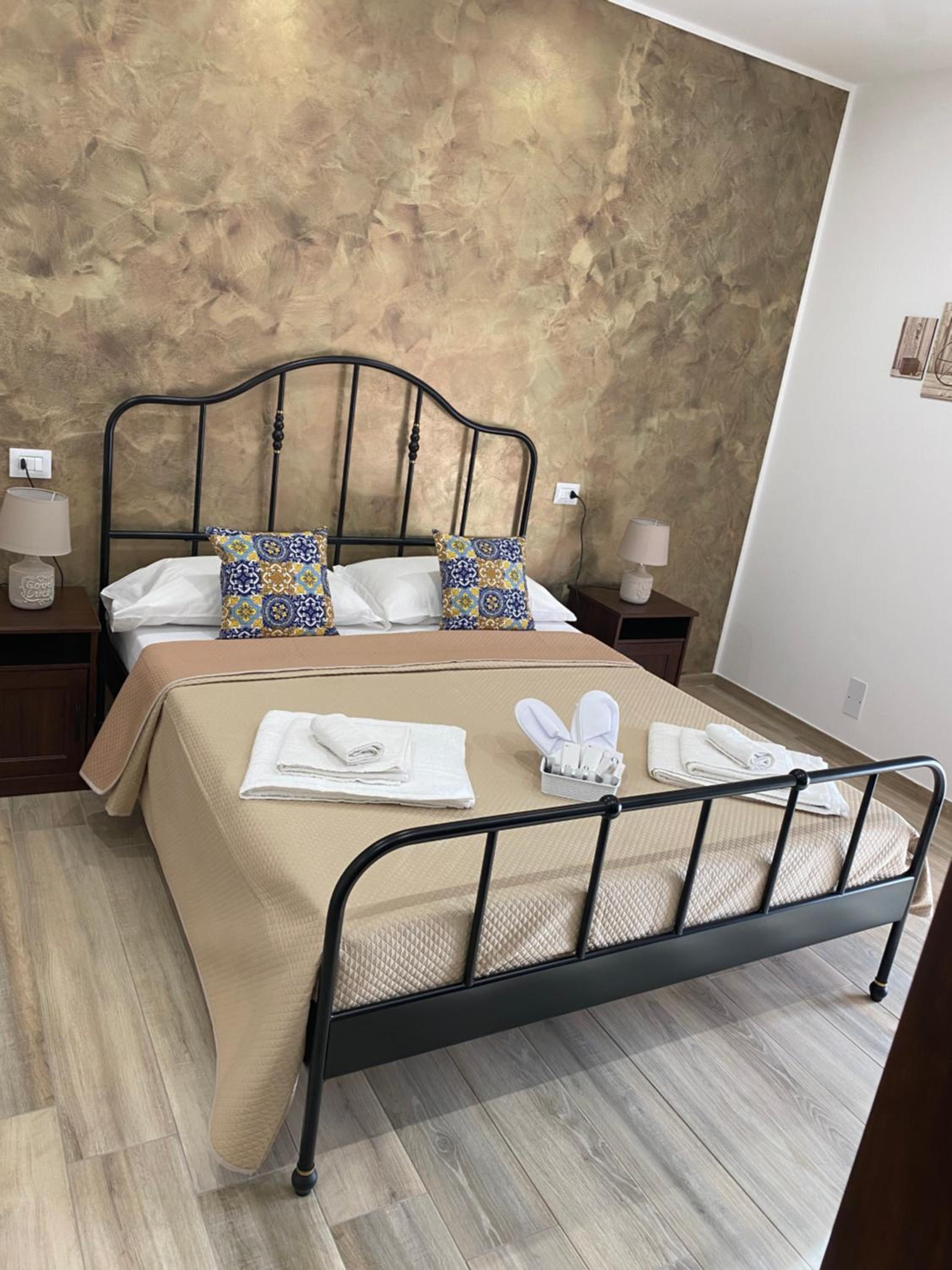 Deluxe Double Room - Photo 16