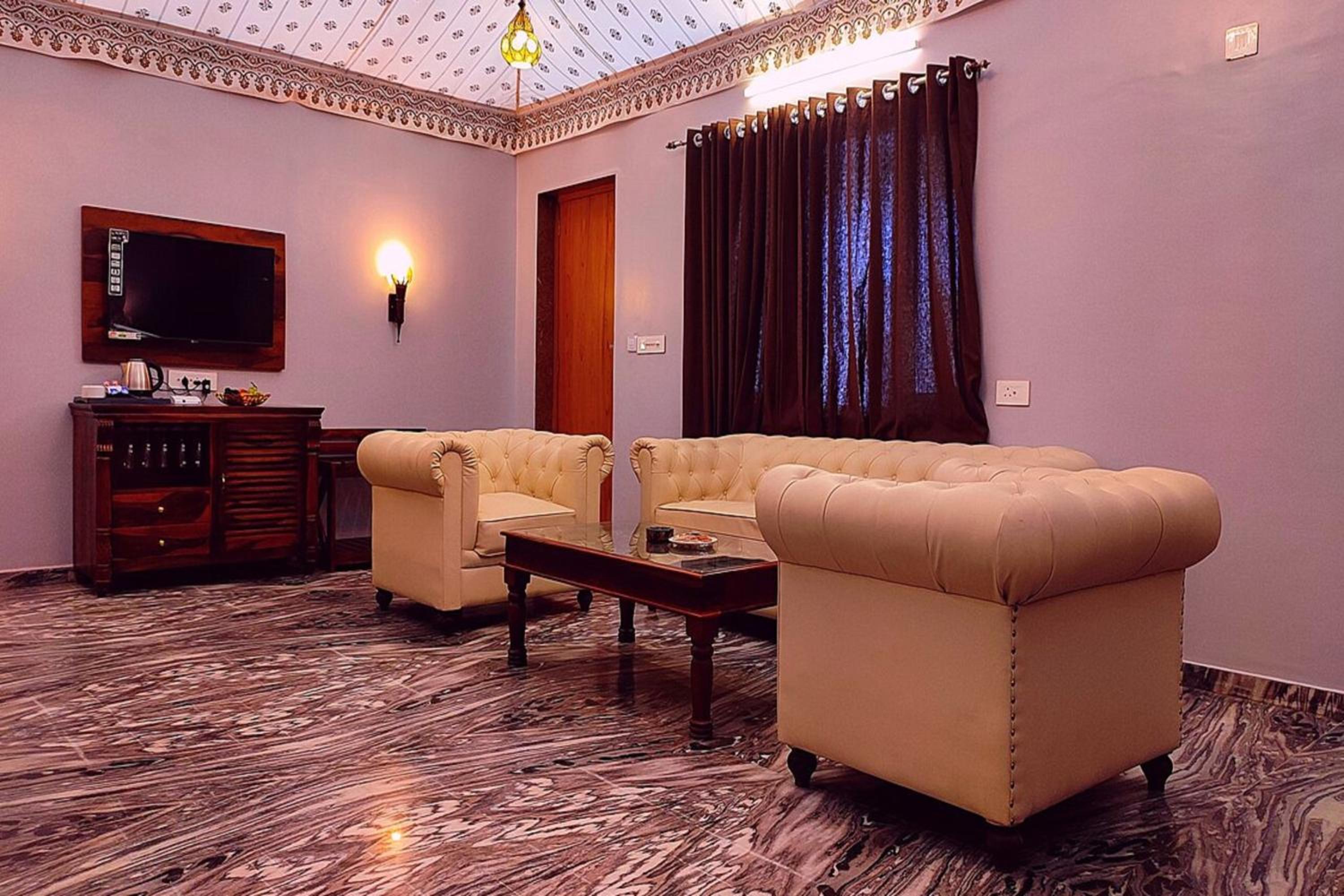 Suite - Photo 3