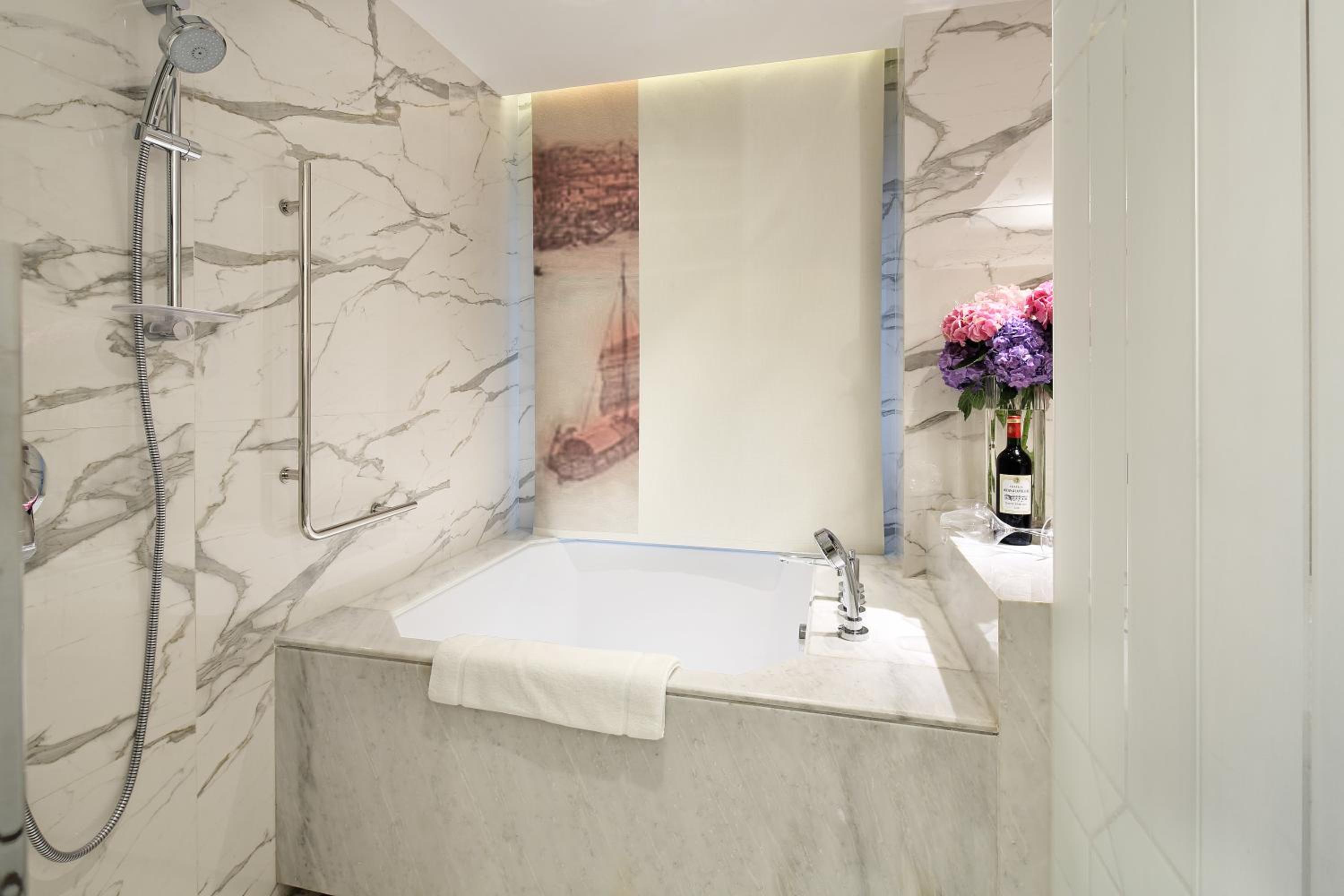 Executive Suite thumbnail 6