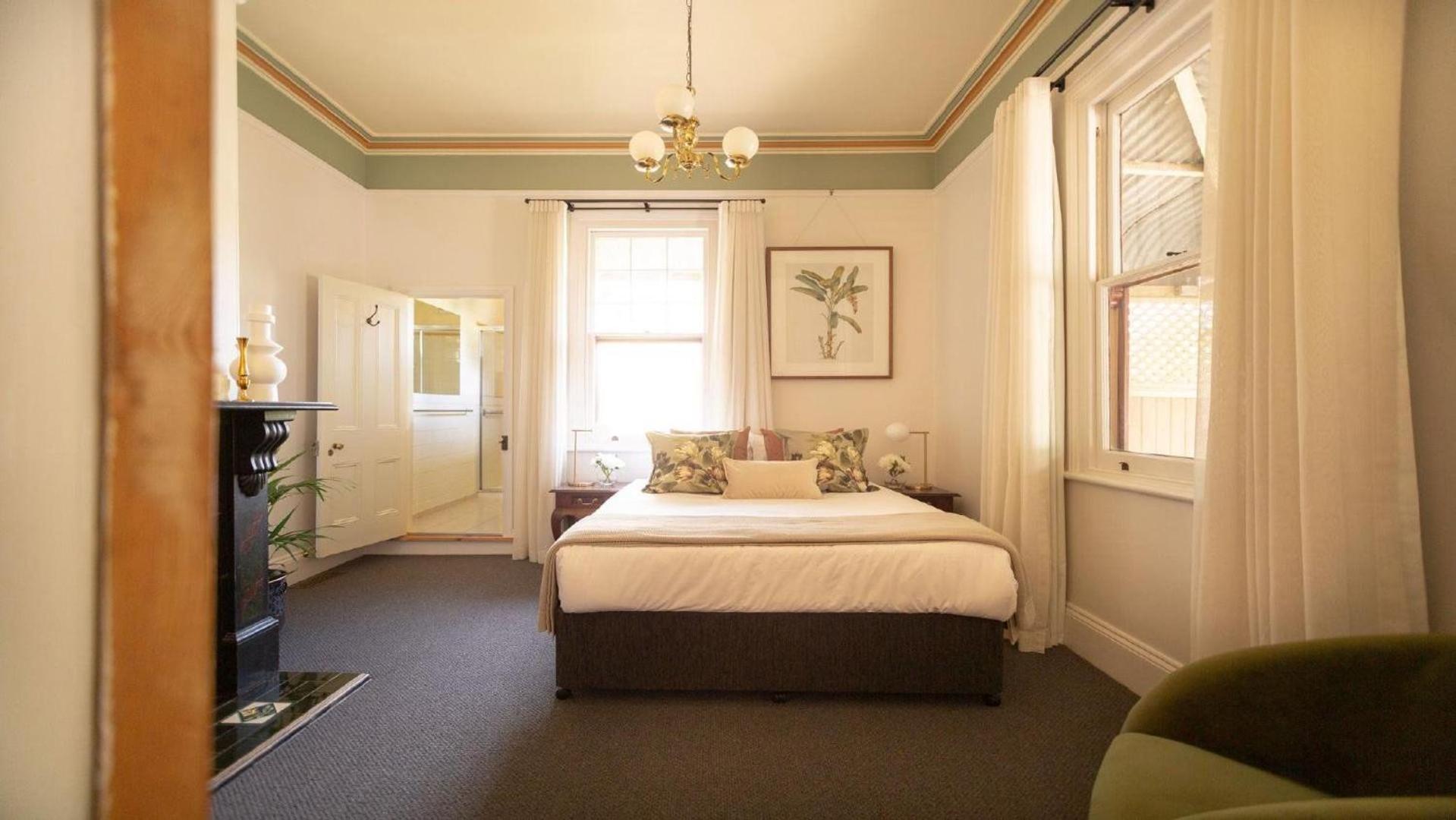 Five-Bedroom House photo 1
