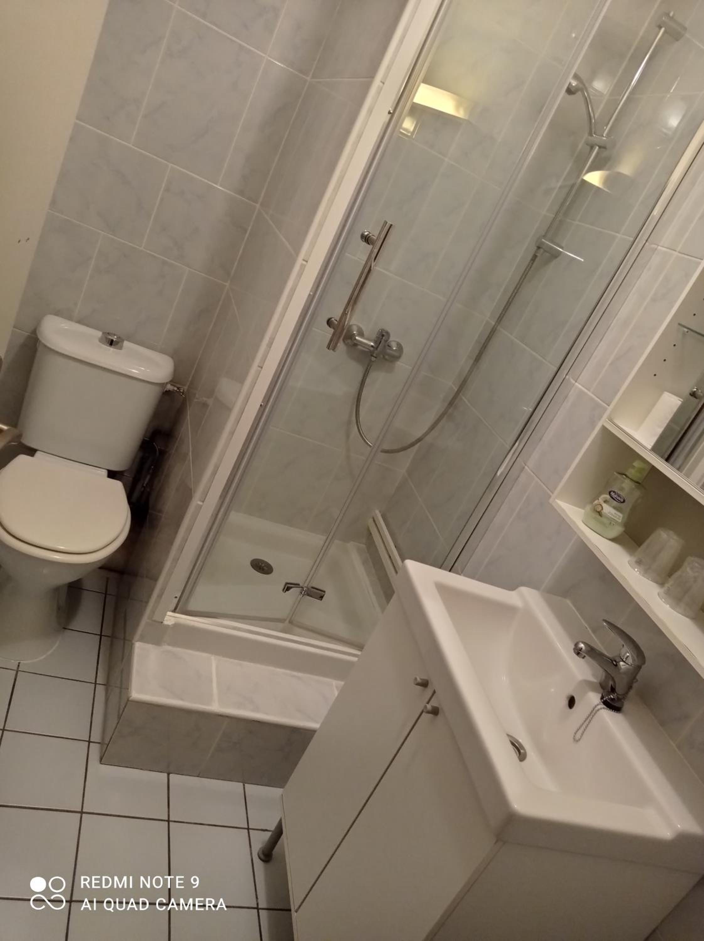 Double Room with Private Bathroom - Photo 4