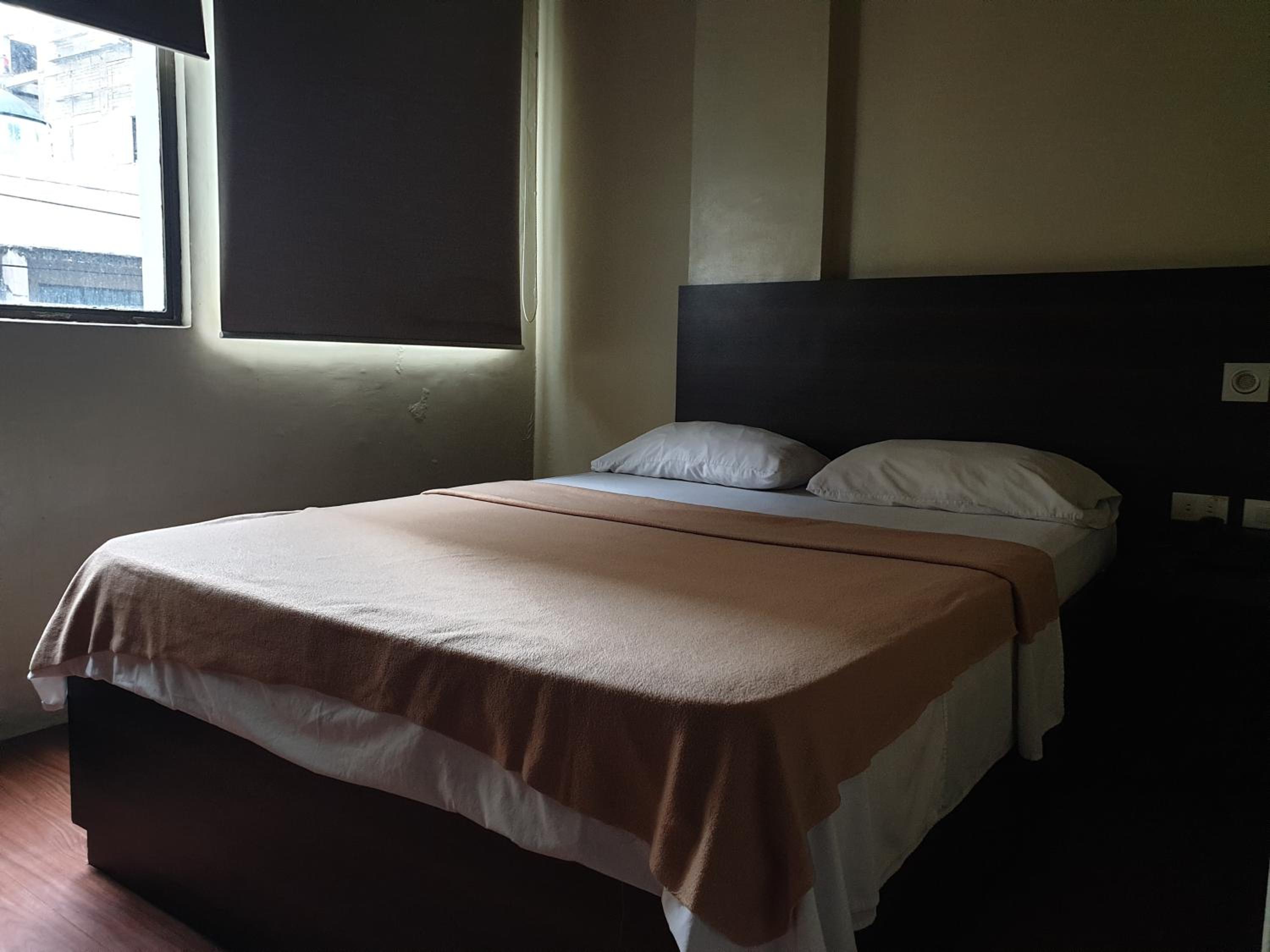 Deluxe Double Room - Photo 10