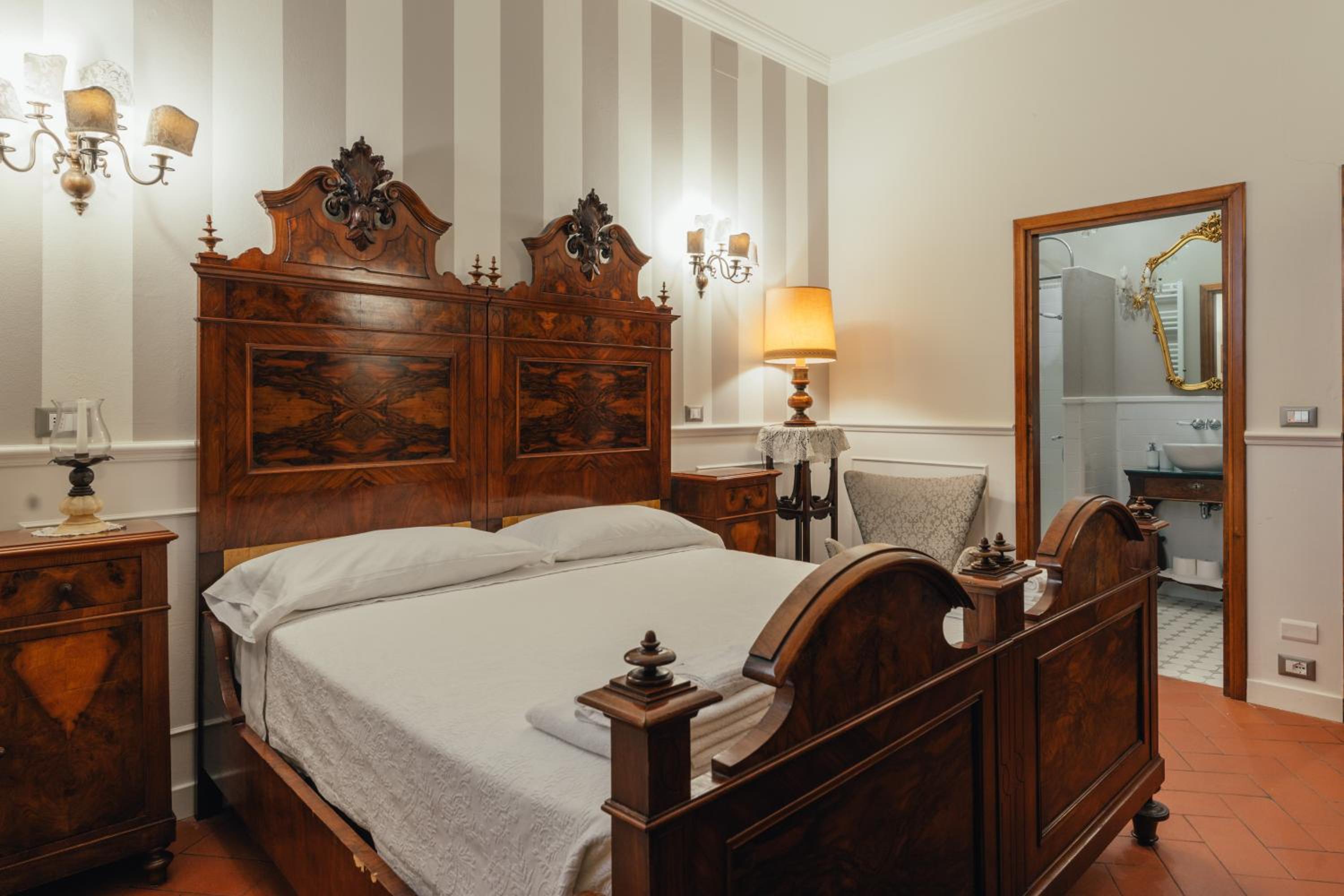 Double Room with Private Bathroom - Photo 22