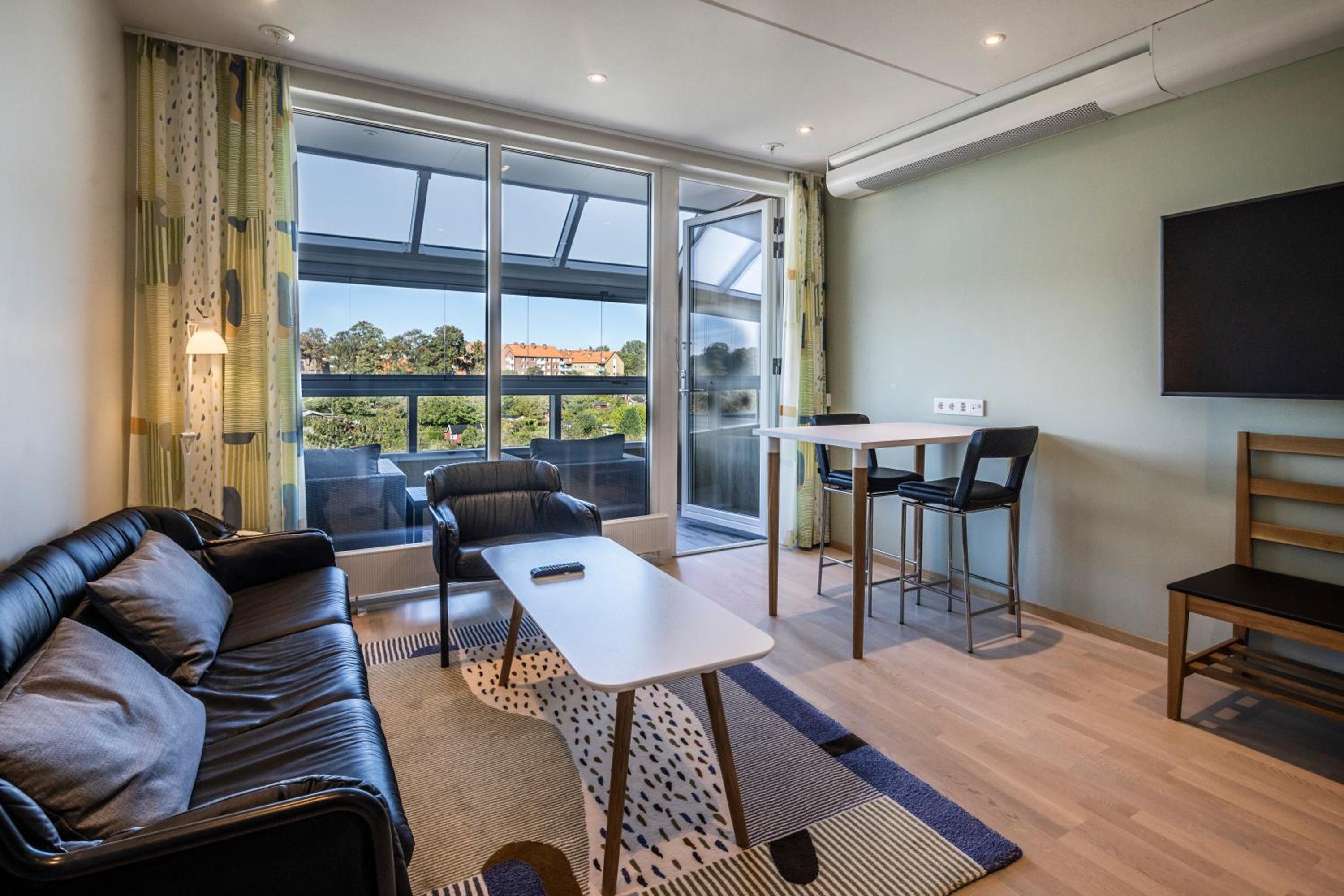 Studio with Balcony - Photo 6