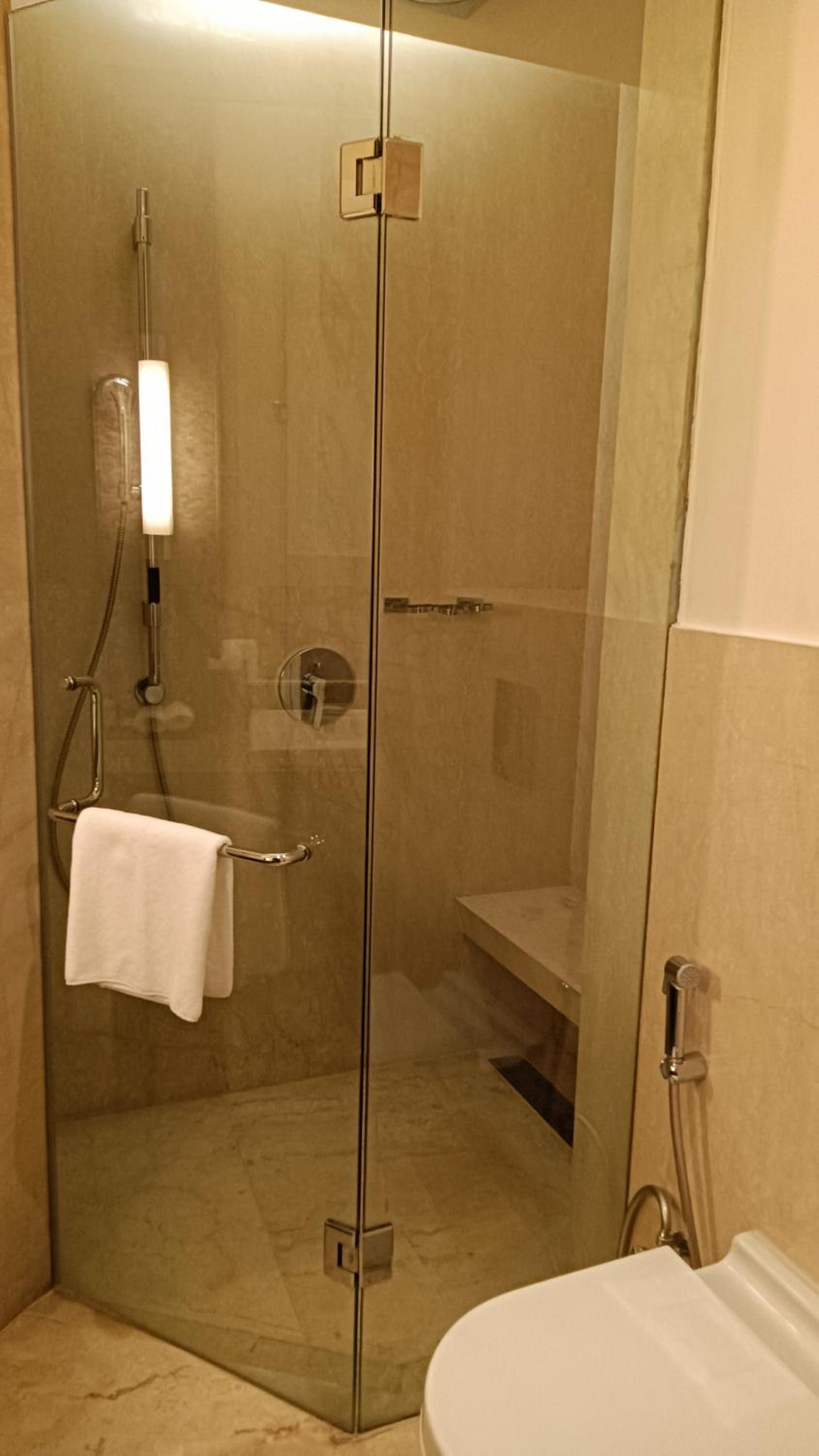 Deluxe King Room with omplimentary Welcome Drink & Chef's Amenities on Arrival photo 2
