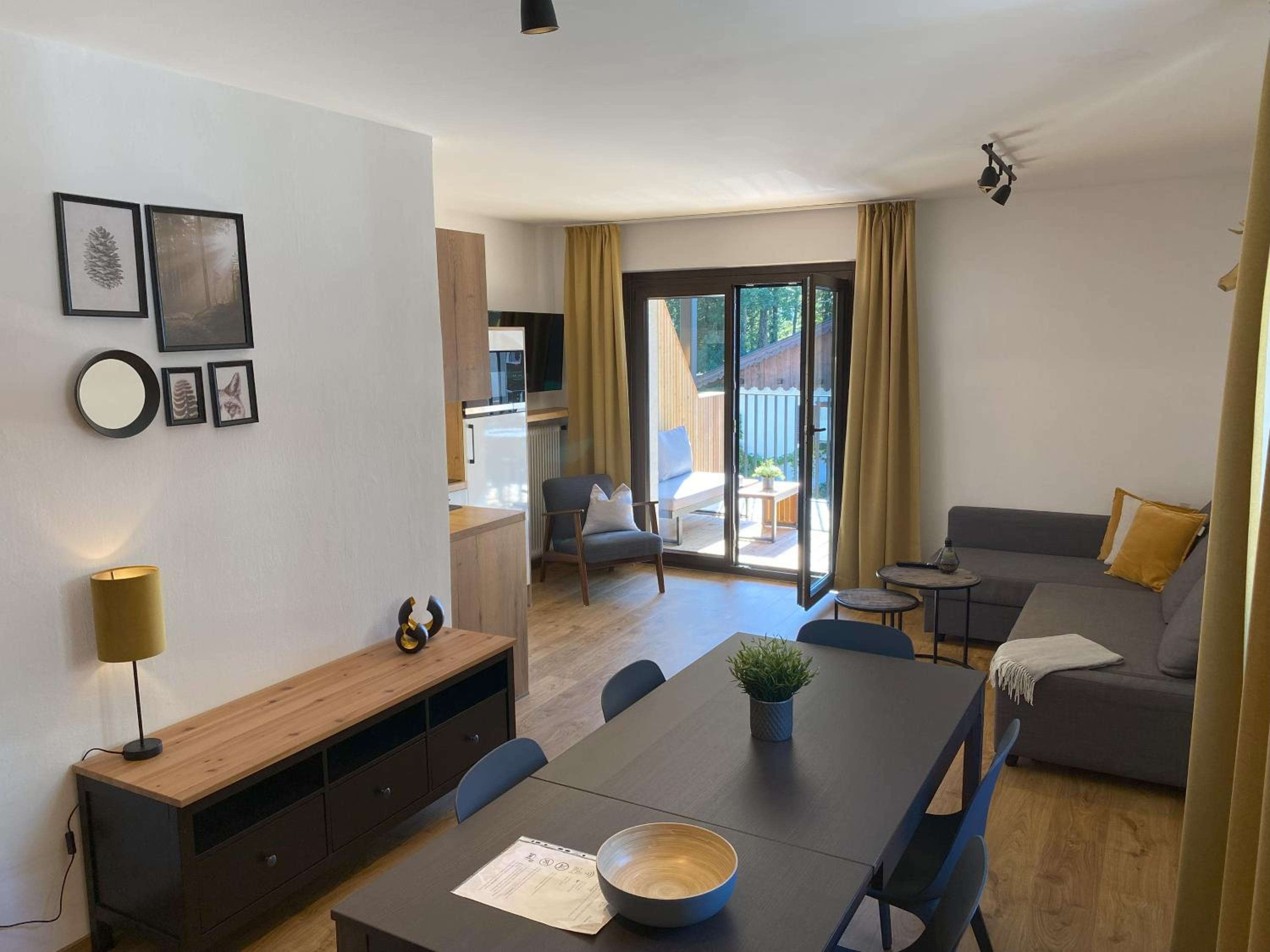Deluxe One-Bedroom Apartment - Photo 2