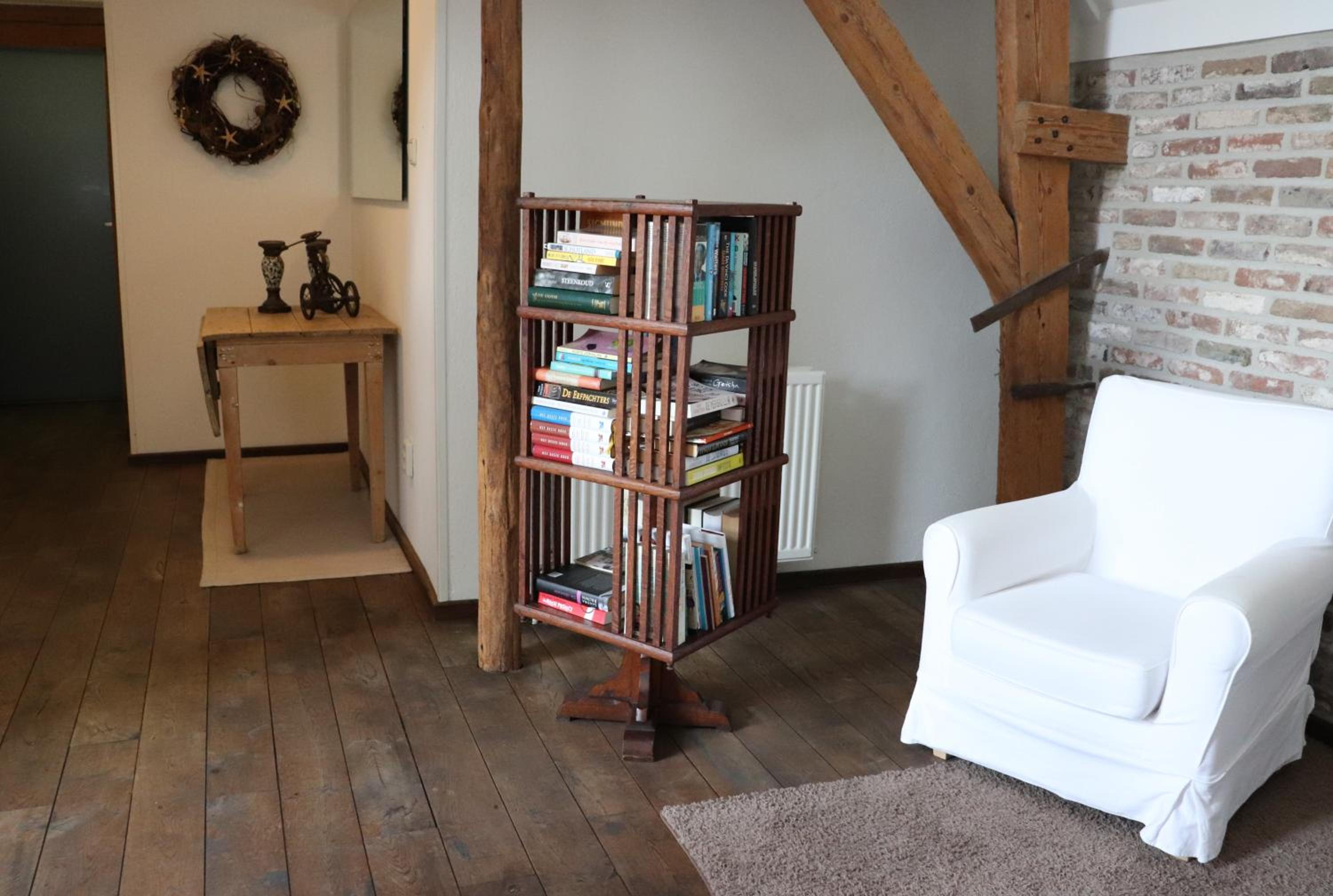 Five-Bedroom House photo 2
