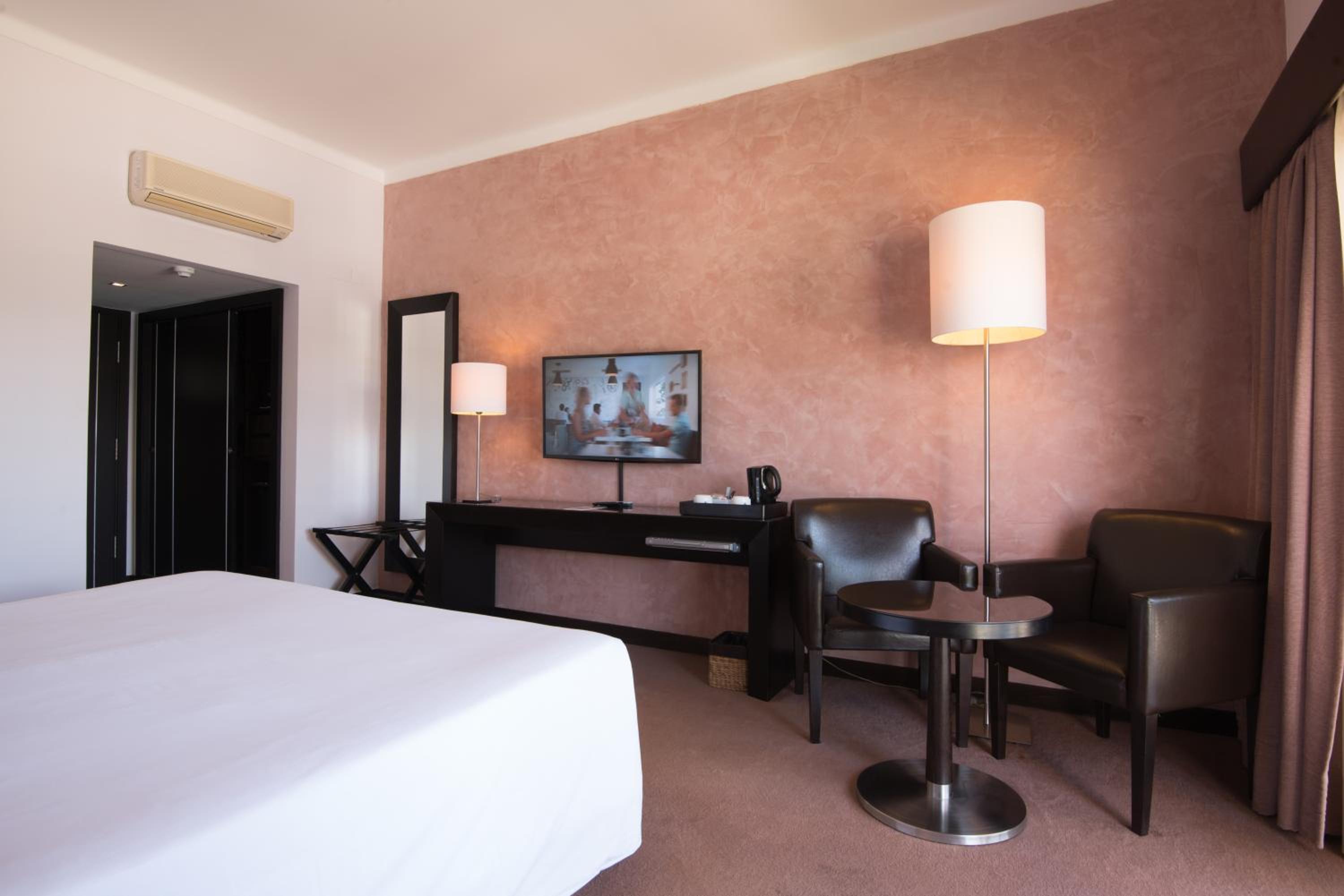 Double or Twin Room with Pool View - Photo 3