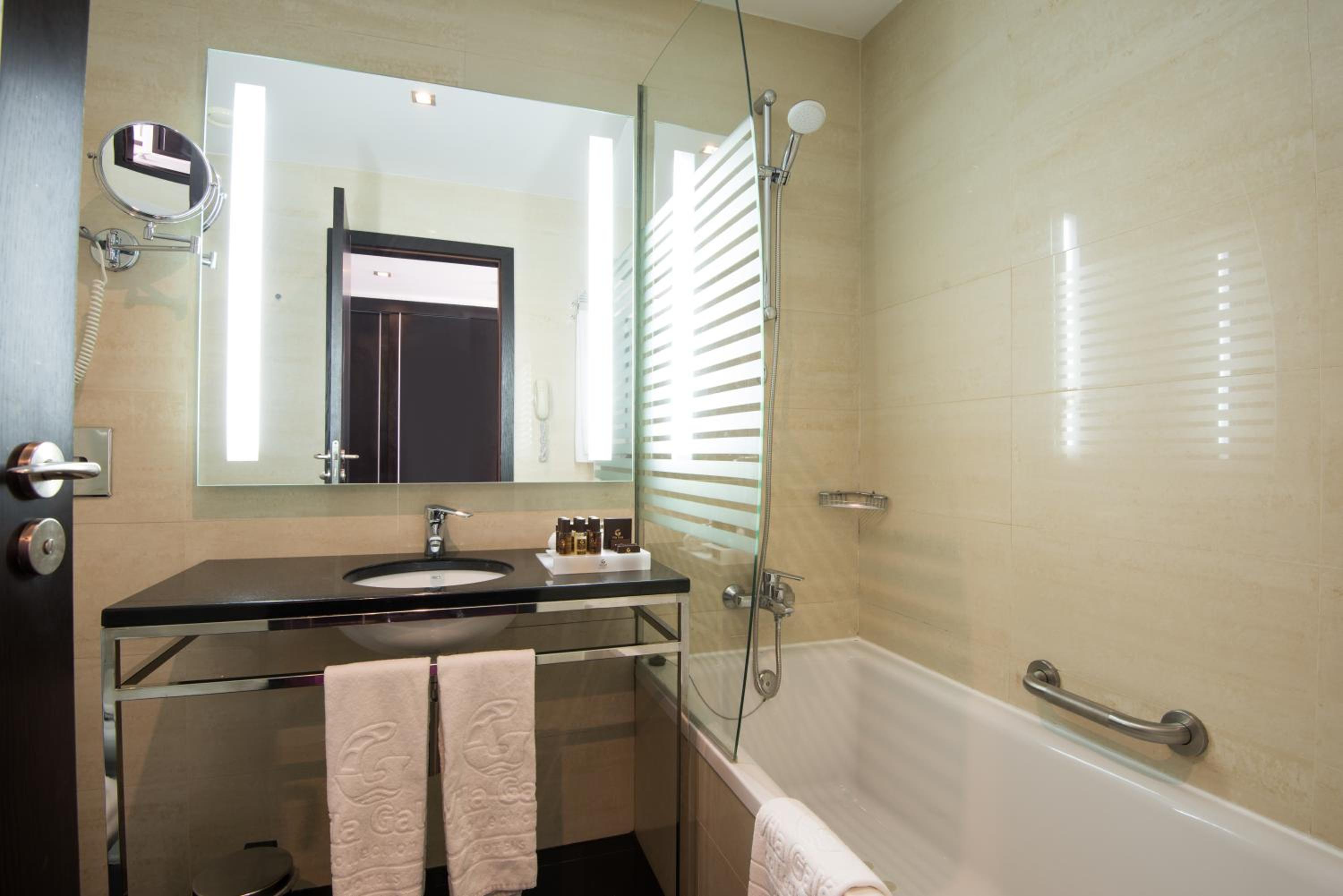 Double or Twin Room with Pool View - Photo 4