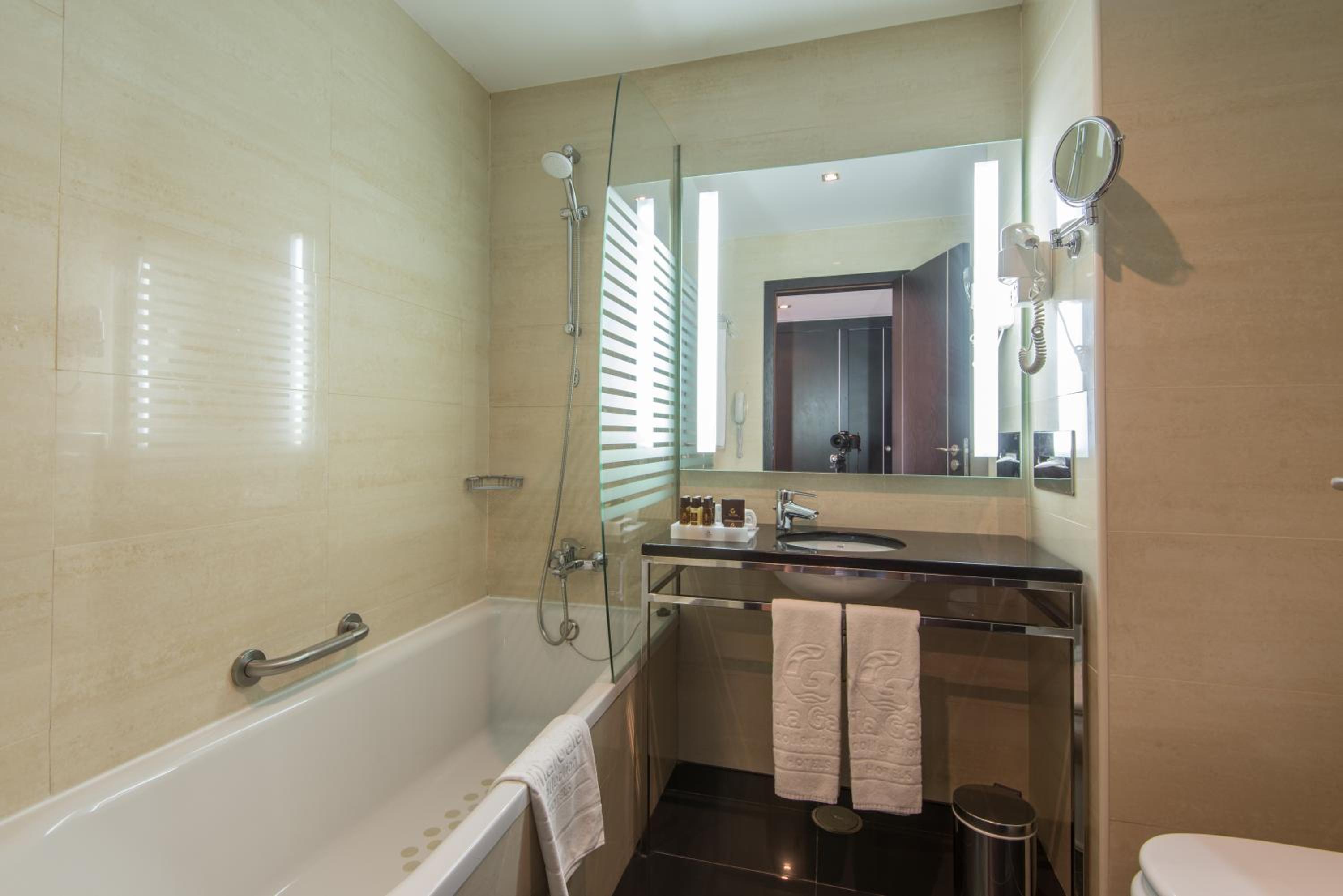 Double or Twin Room - Photo 4