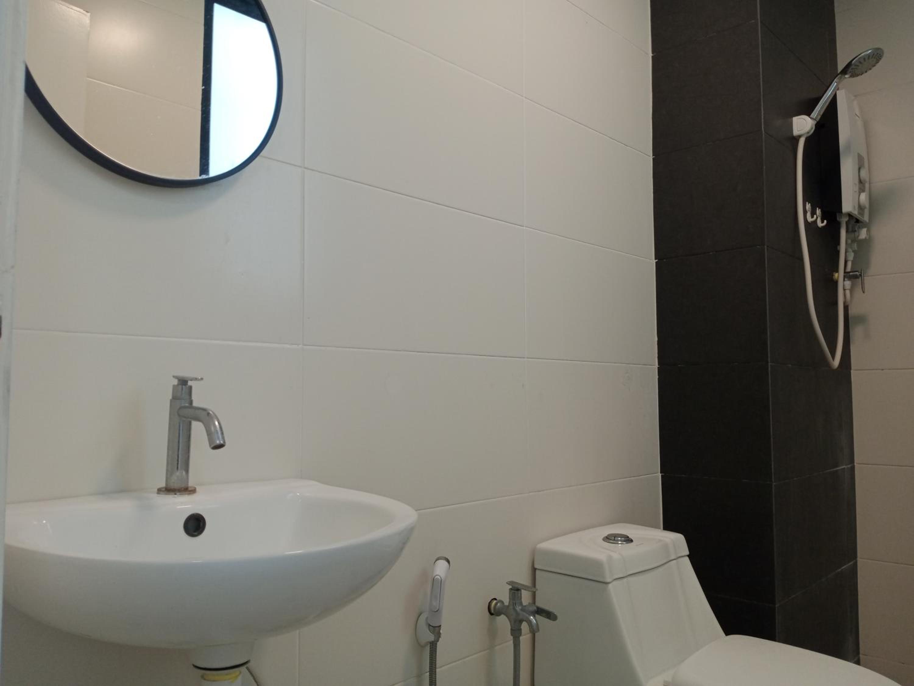 One-Bedroom Apartment - Photo 2