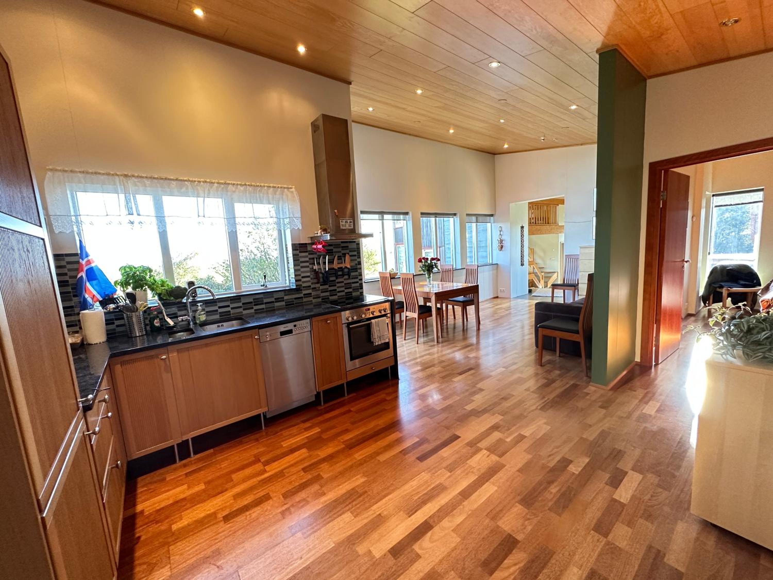 Four-Bedroom House photo 2