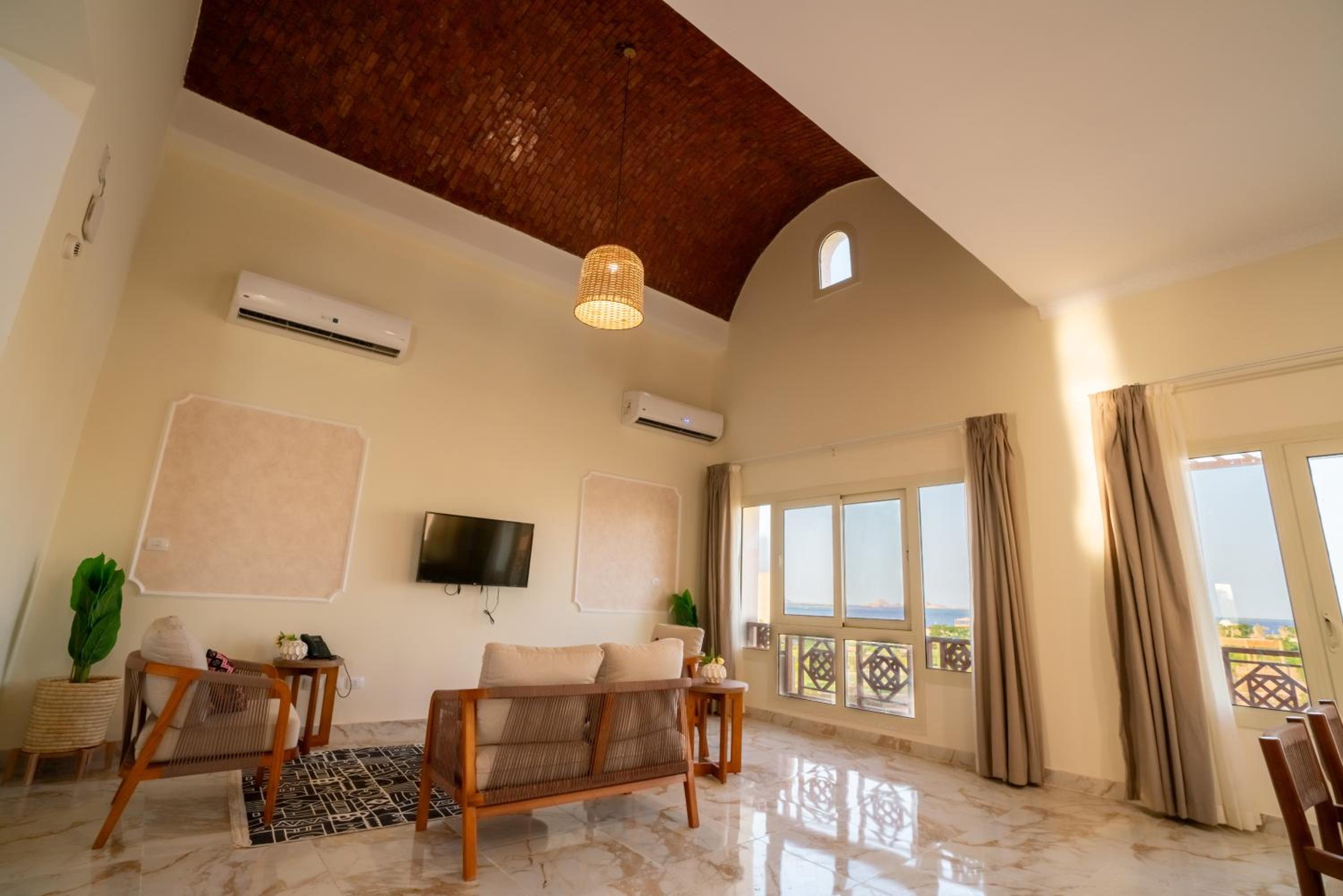 Three  Bedroom Suite Lake & Pool View - Photo 5
