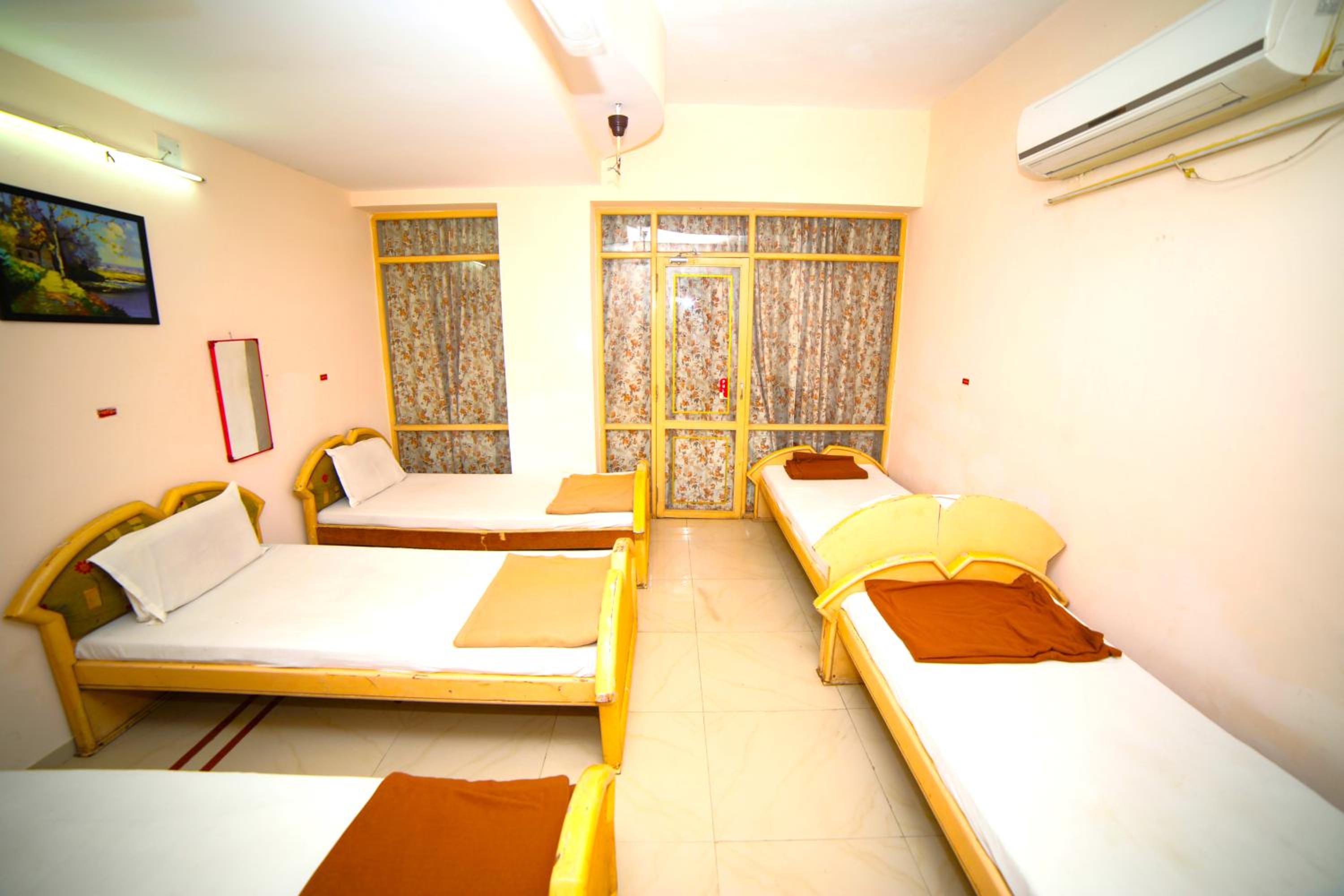 6-Bed Mixed Dormitory Room photo 3