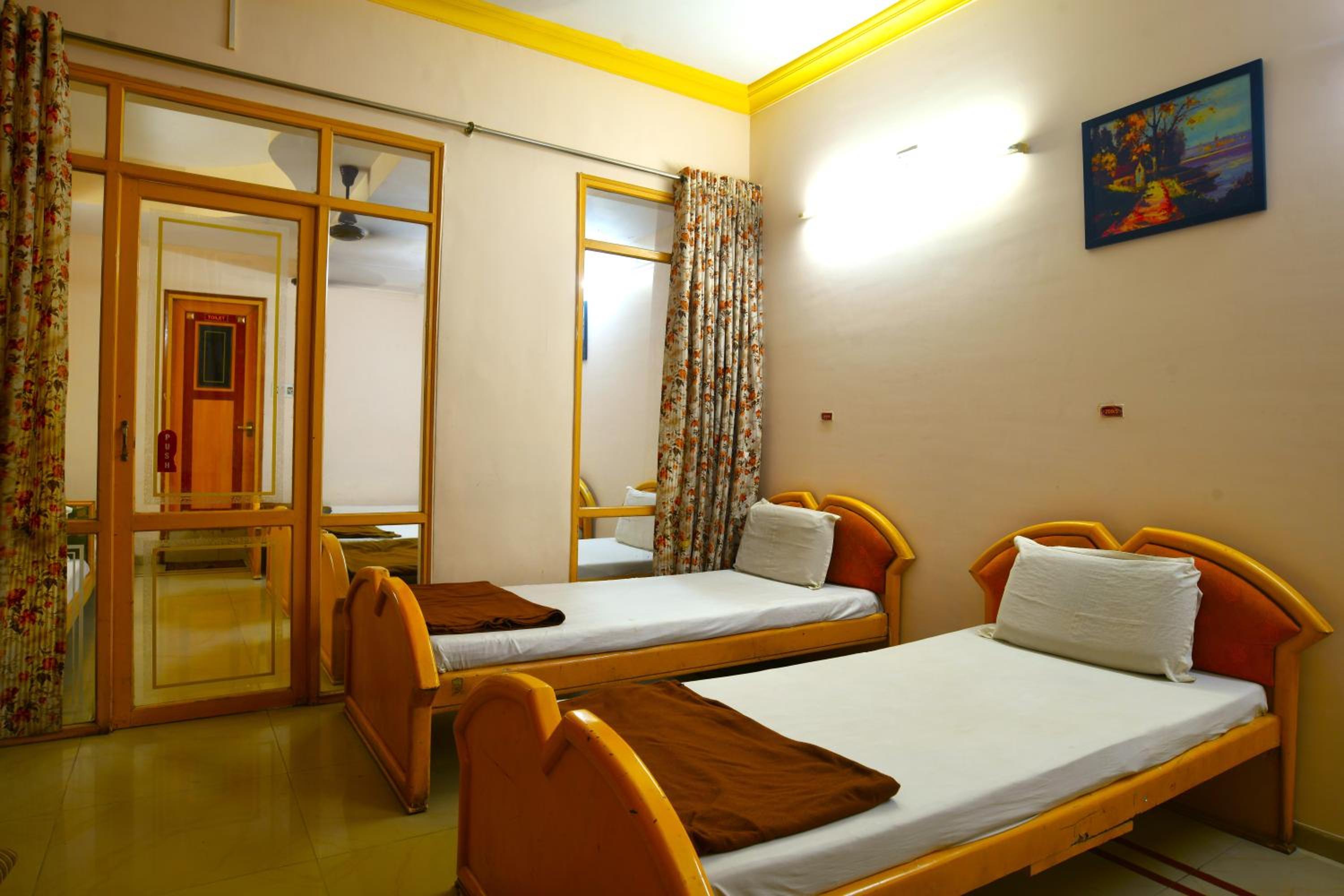 6-Bed Mixed Dormitory Room photo 1