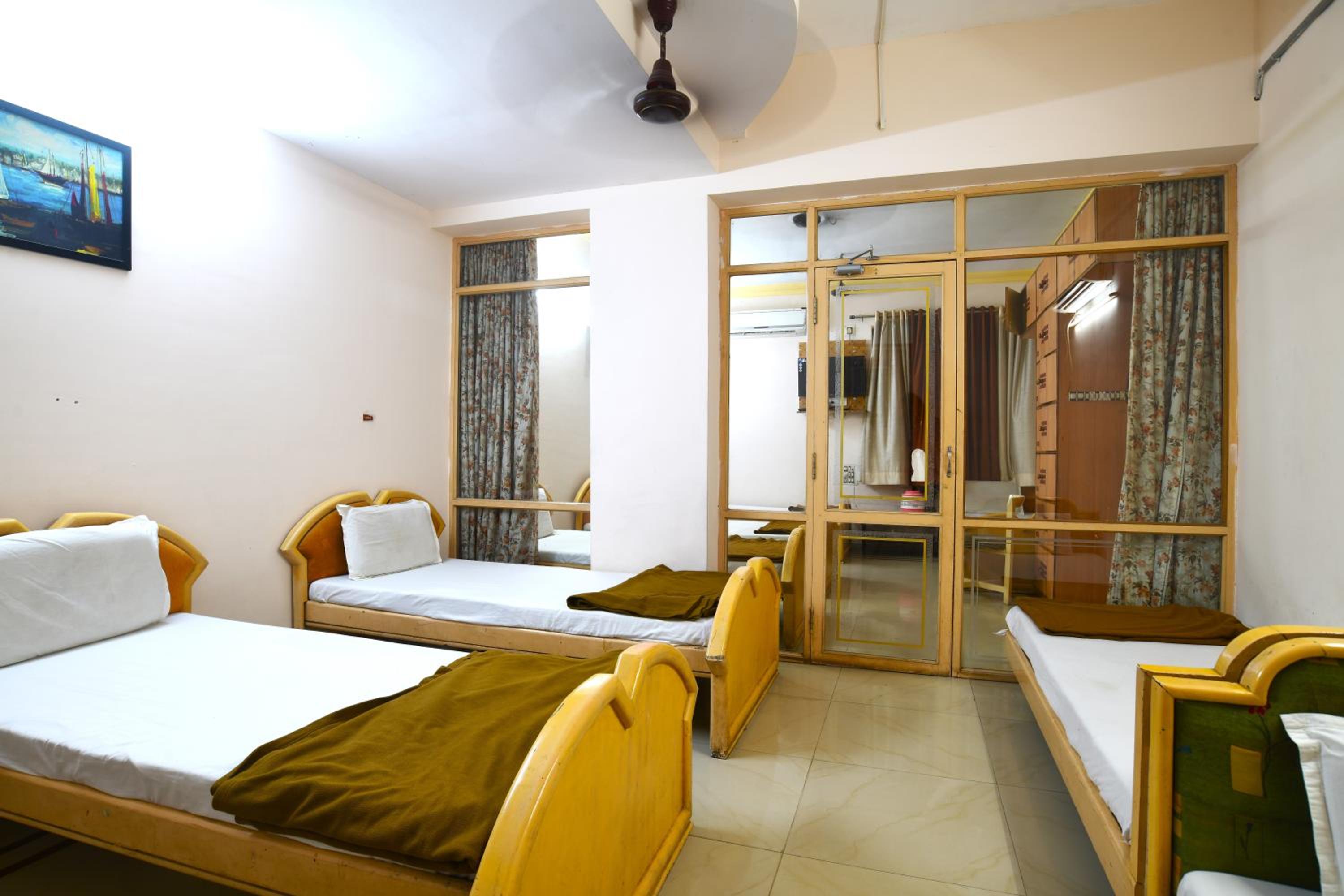 6-Bed Mixed Dormitory Room photo 2