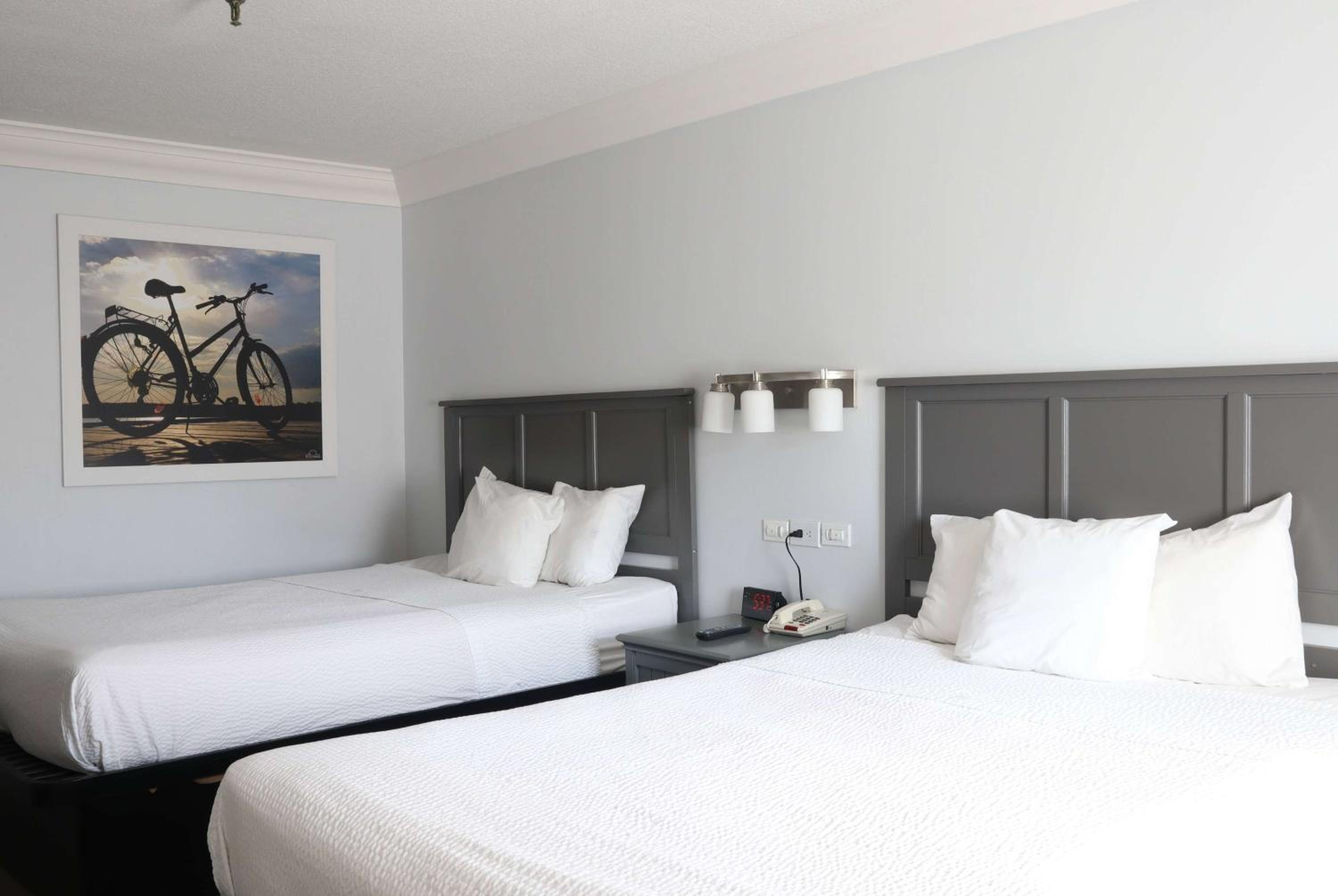 Queen Room with Two Queen Beds - Non-Smoking - Photo 2