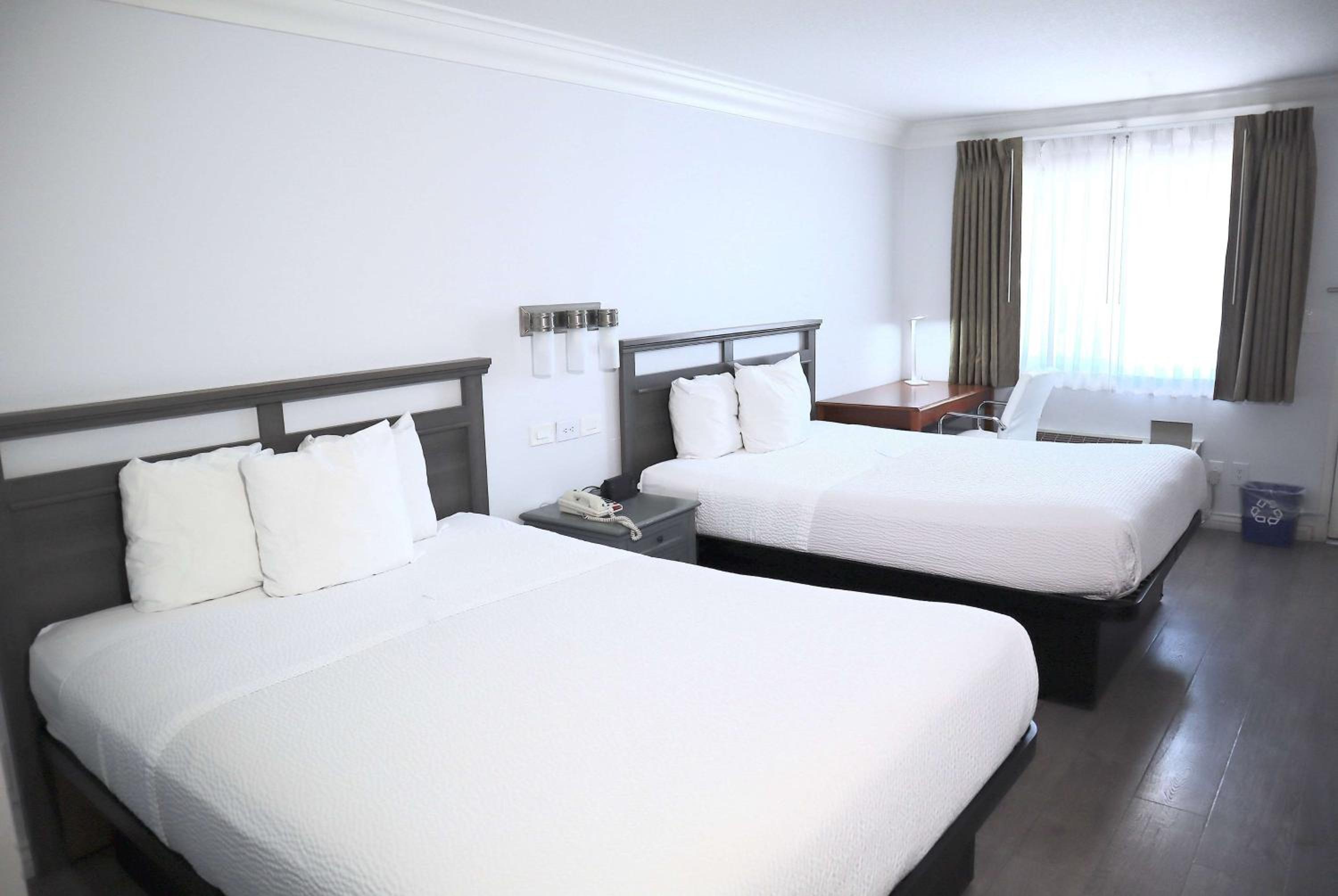 Deluxe Queen Room with Two Queen Beds - Non-Smoking - Photo 9