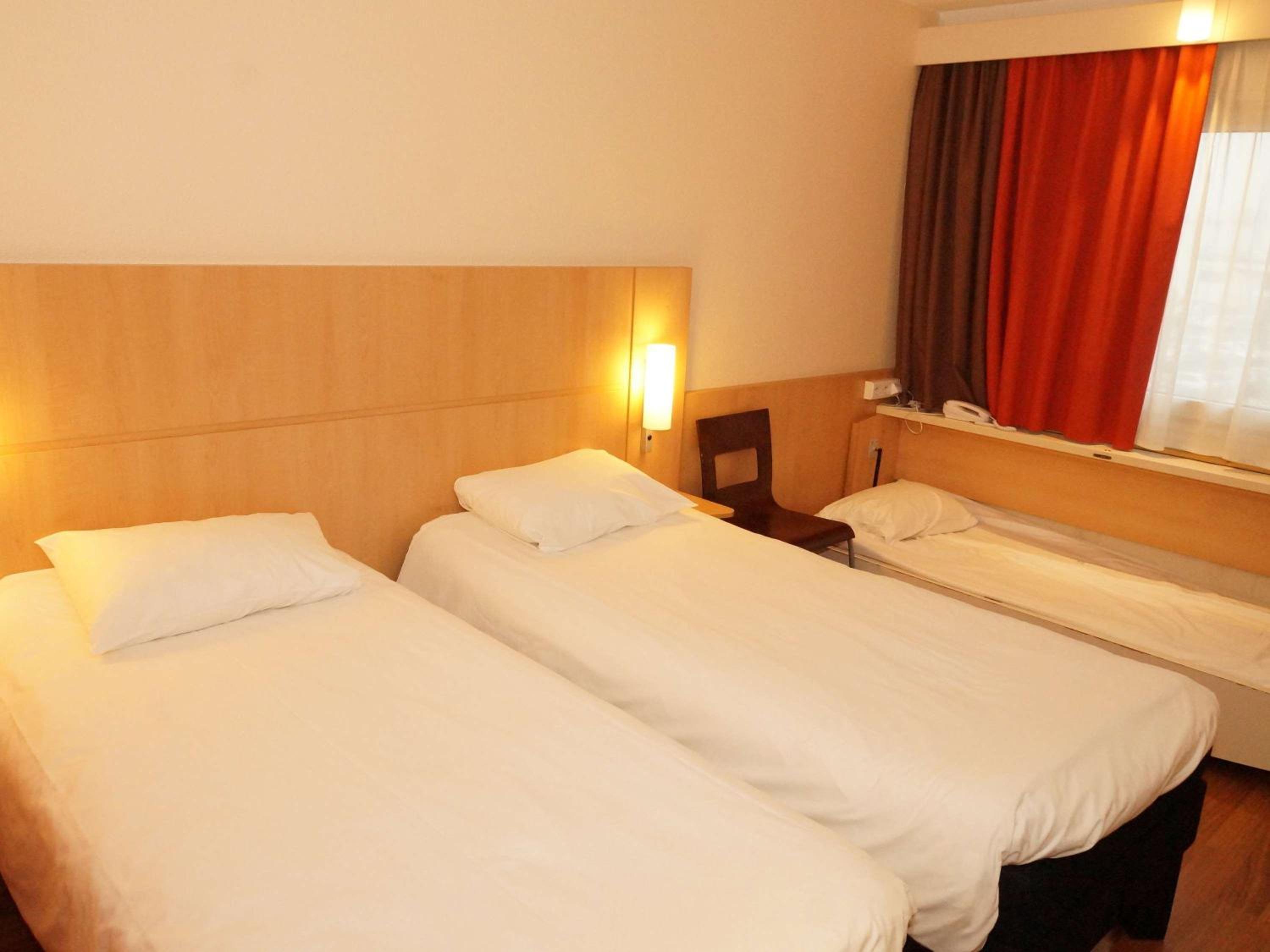 Twin Room with Extra Bed - Photo 2