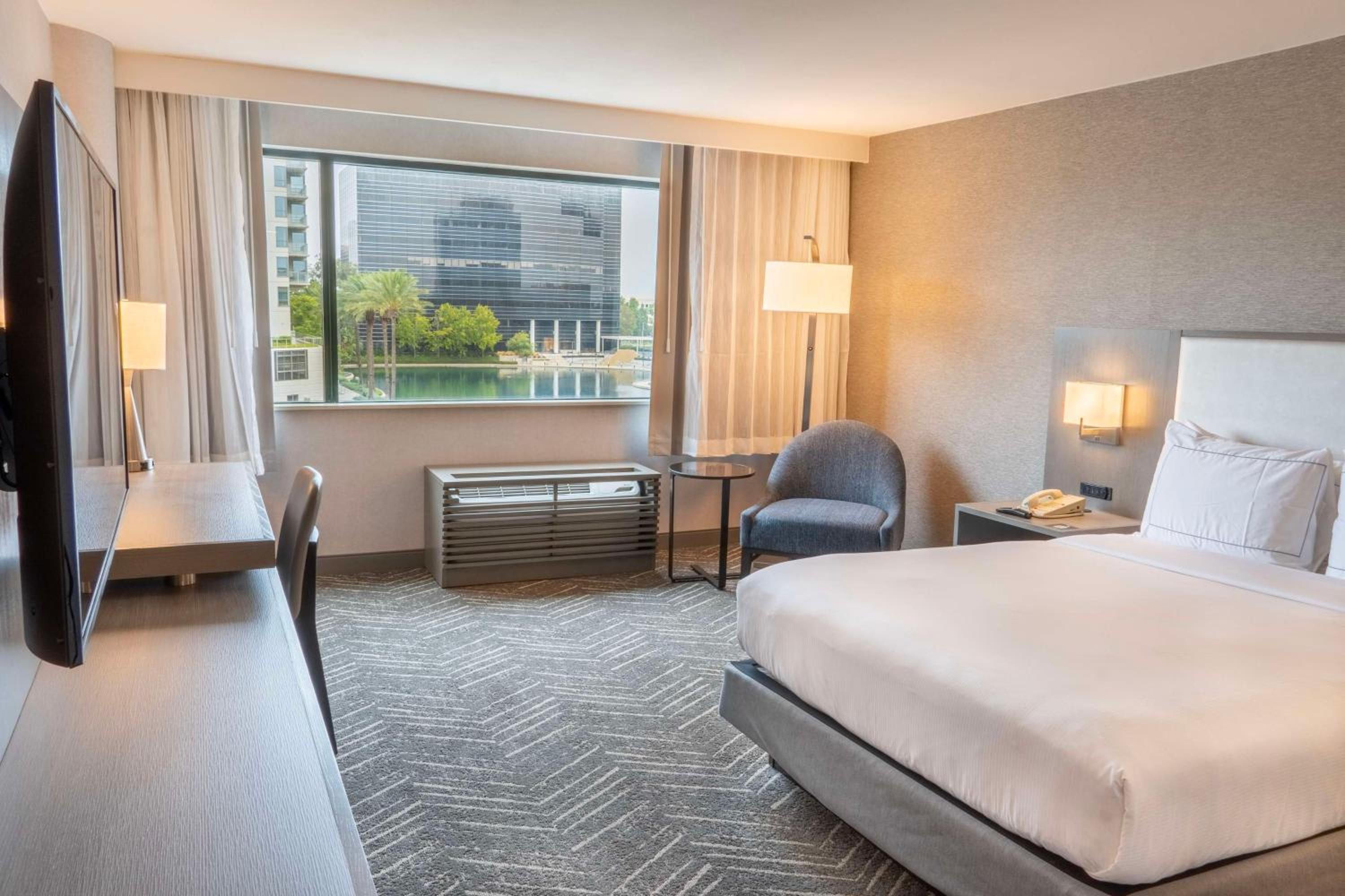 King Room With Lake View - Non-Smoking