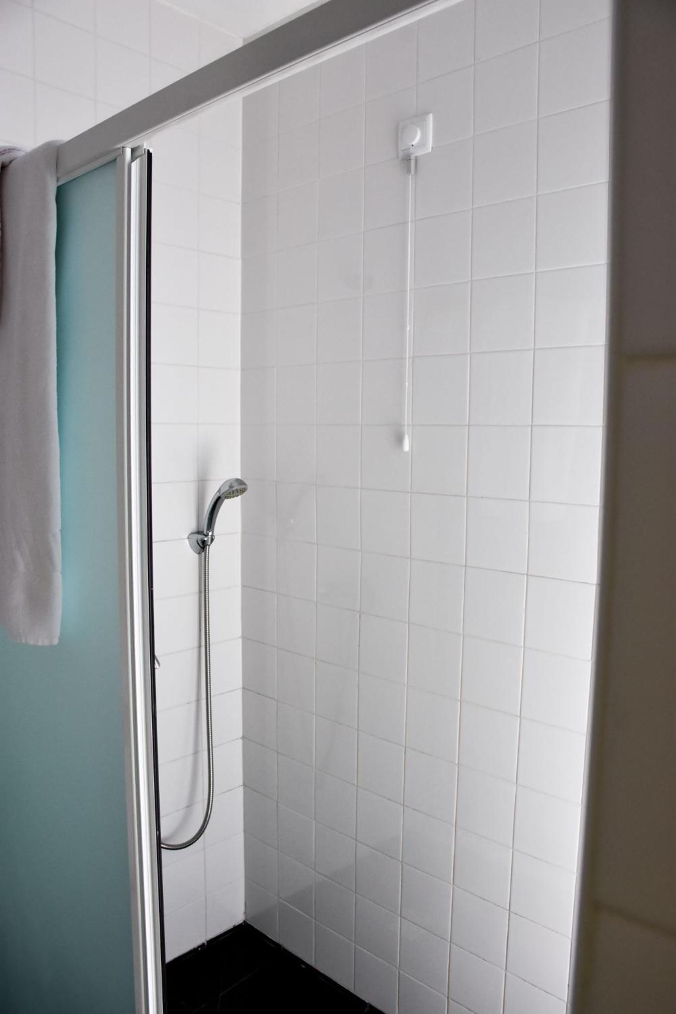 Classic Twin Room with Private Bathroom - Photo 21