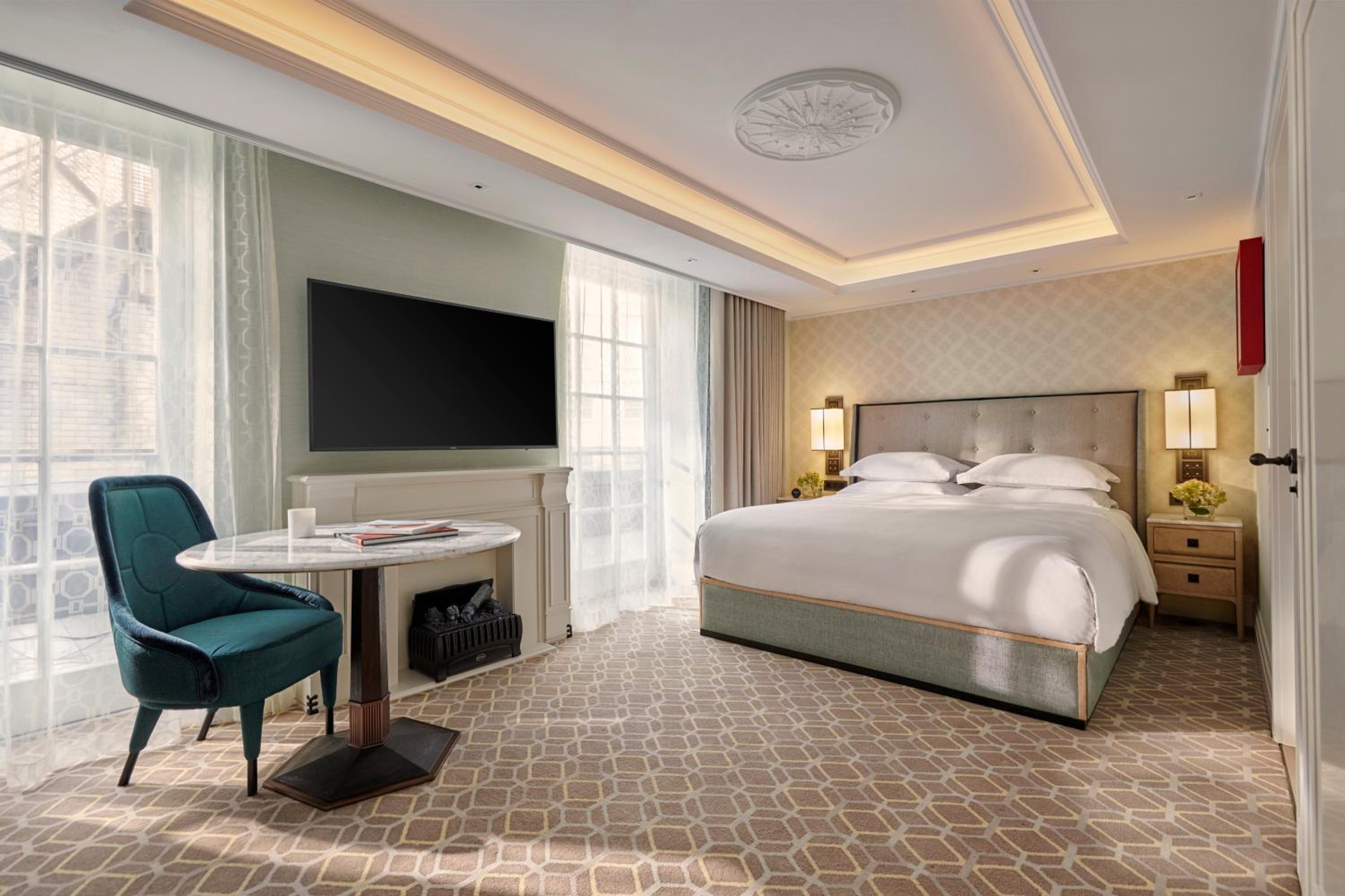 Premium King Room thumbnail 5