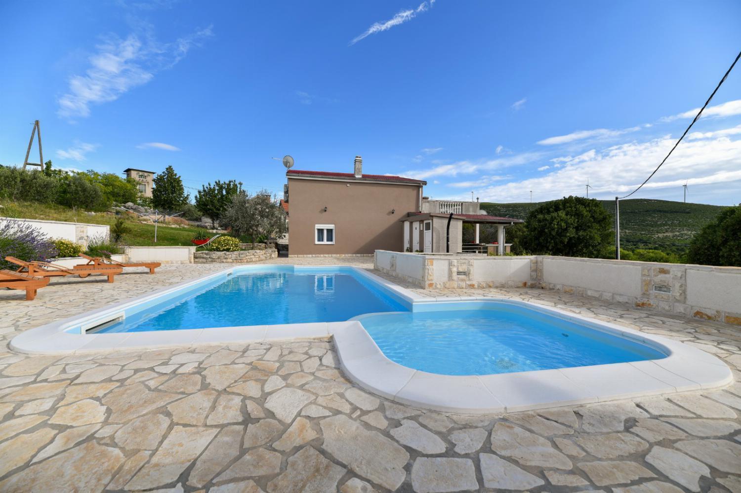 Five-Bedroom Villa photo 2