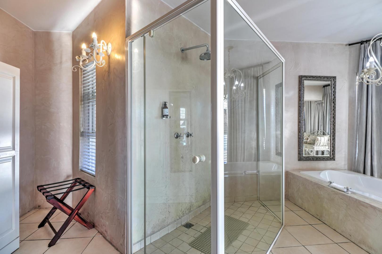 Honeymoon Suite - Photo 3