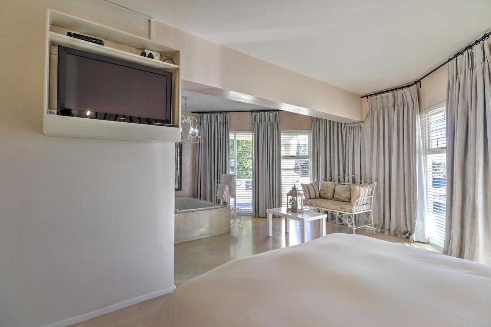 Honeymoon Suite - Photo 4