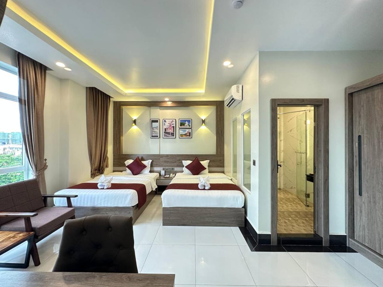 Deluxe Twin Room with City View - Photo 4