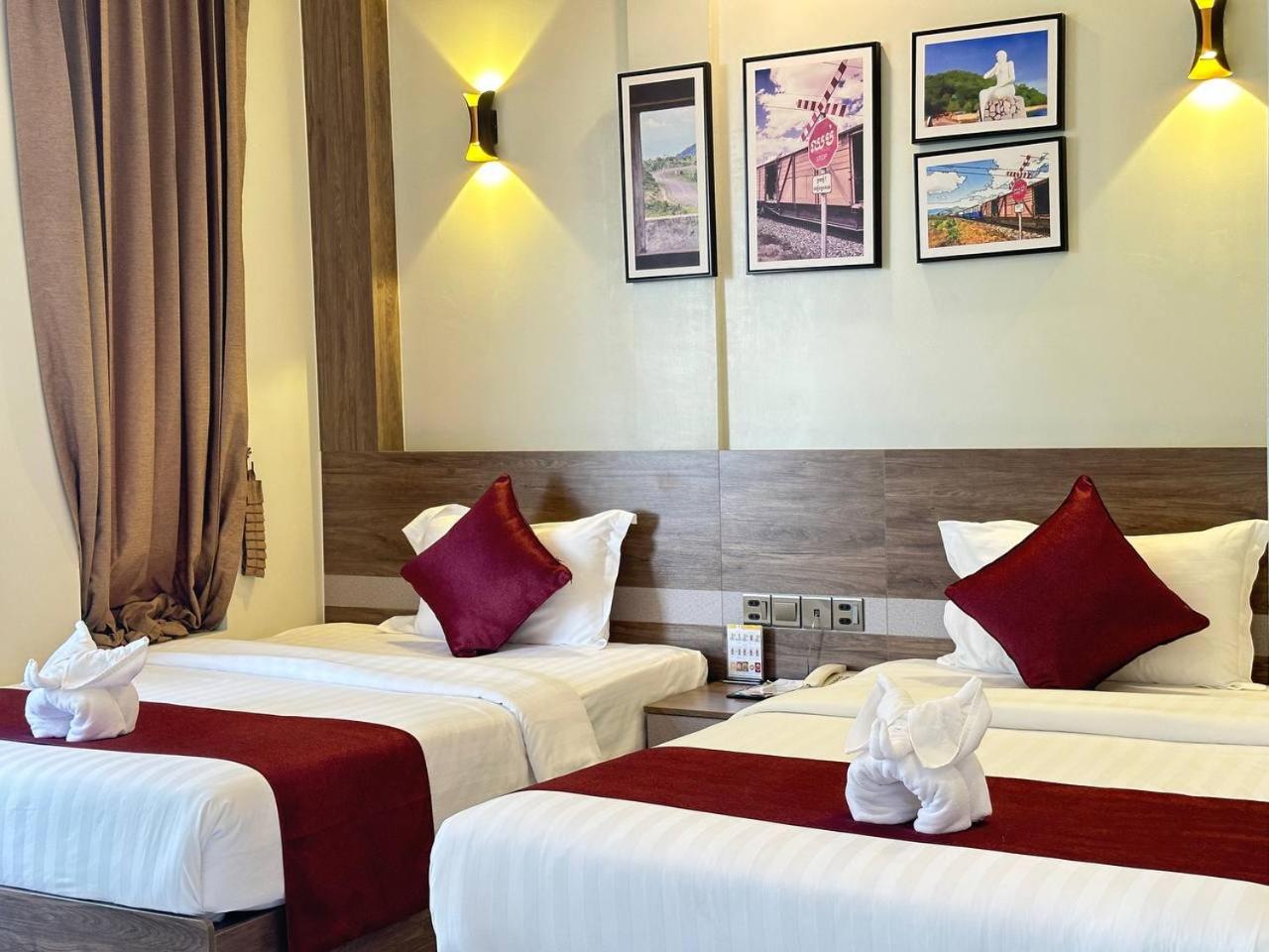 Deluxe Twin Room with City View - Photo 5