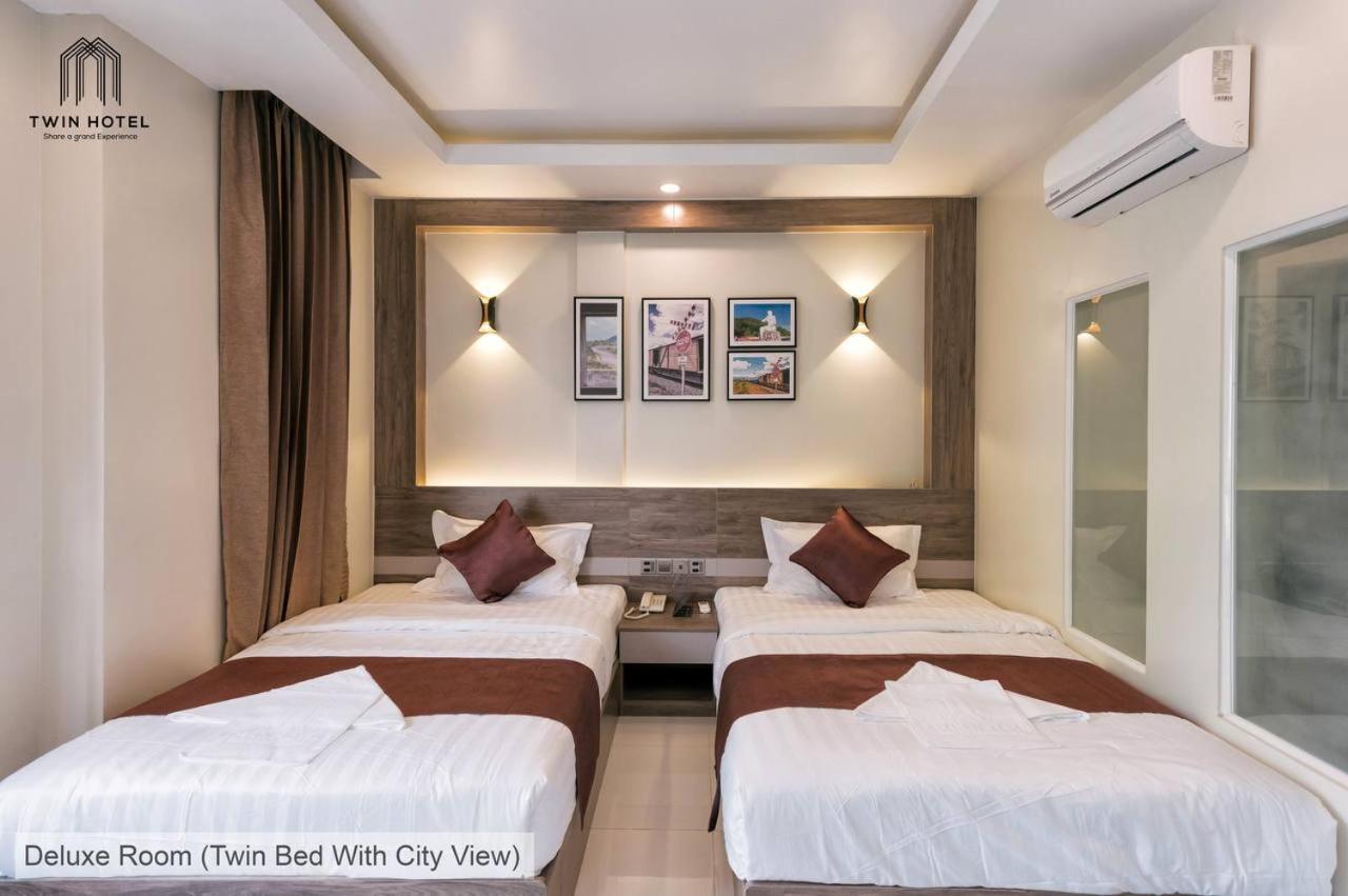 Deluxe Twin Room with City View - Photo 7