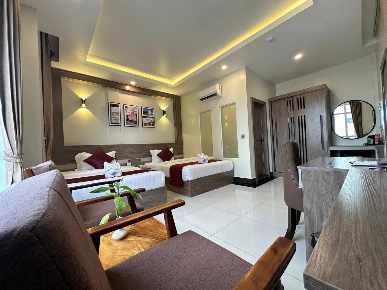 Deluxe Twin Room with City View - Photo 6