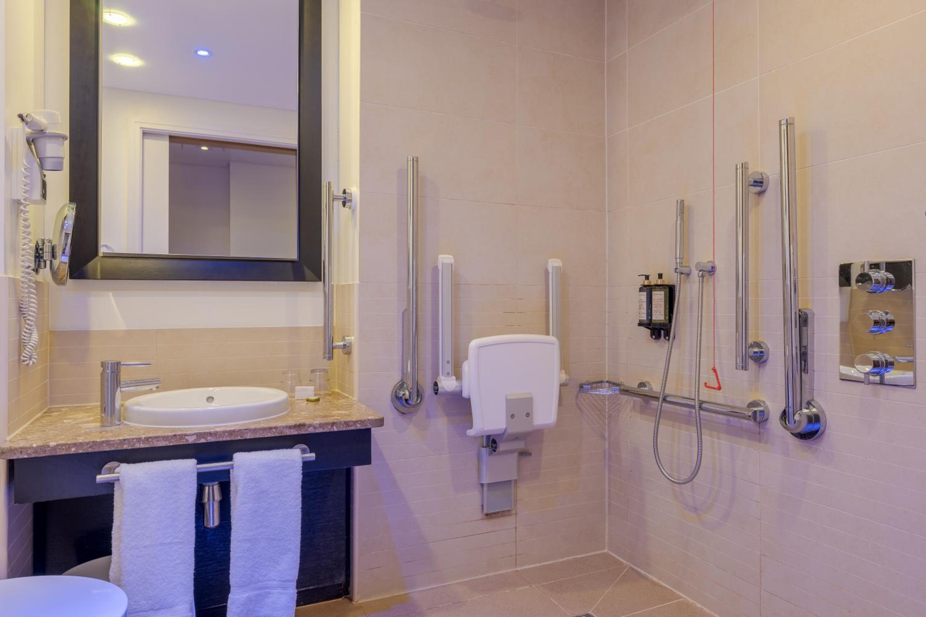Twin Room - Disability Access thumbnail 5
