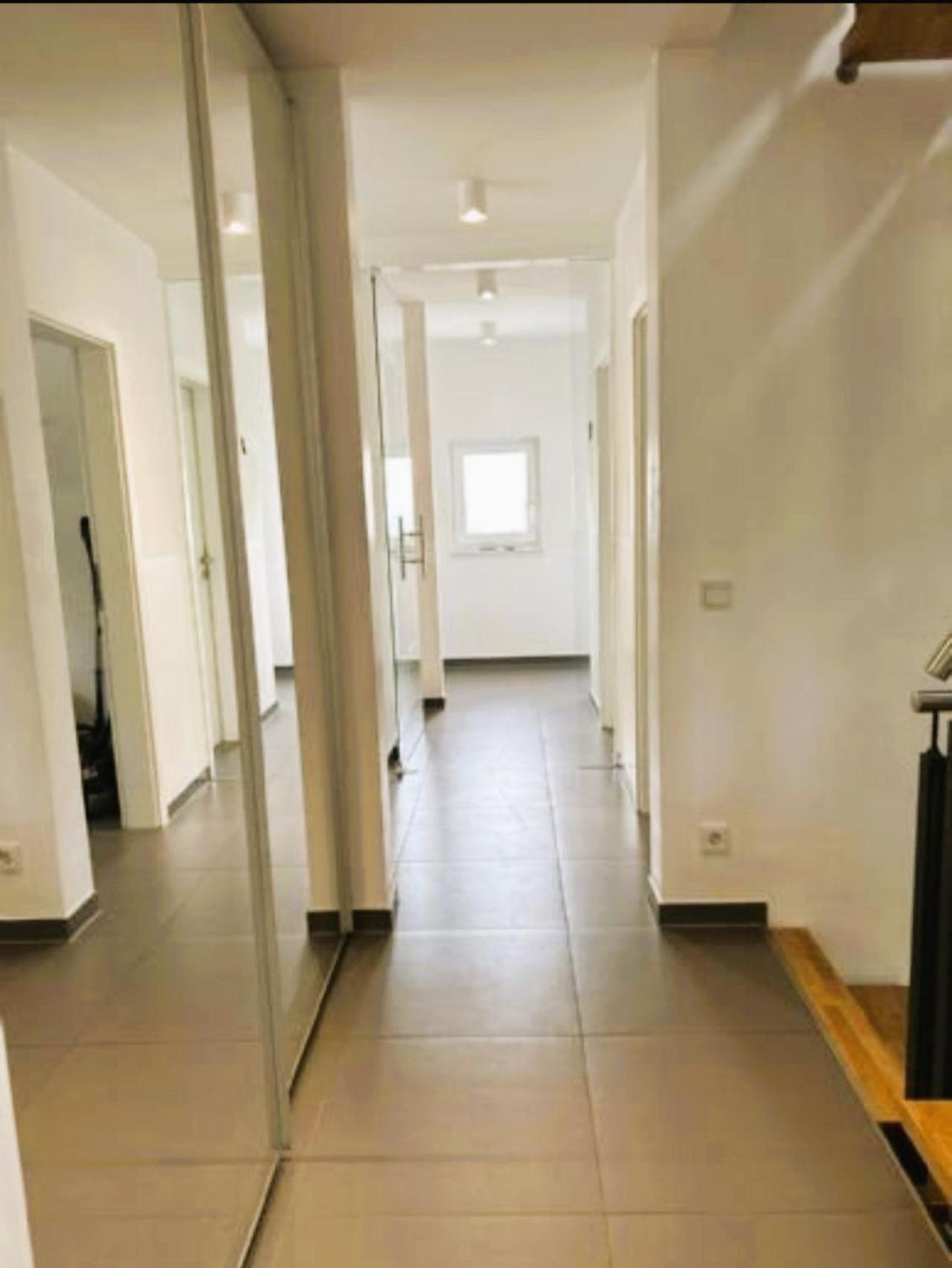 Seven-Bedroom House photo 2