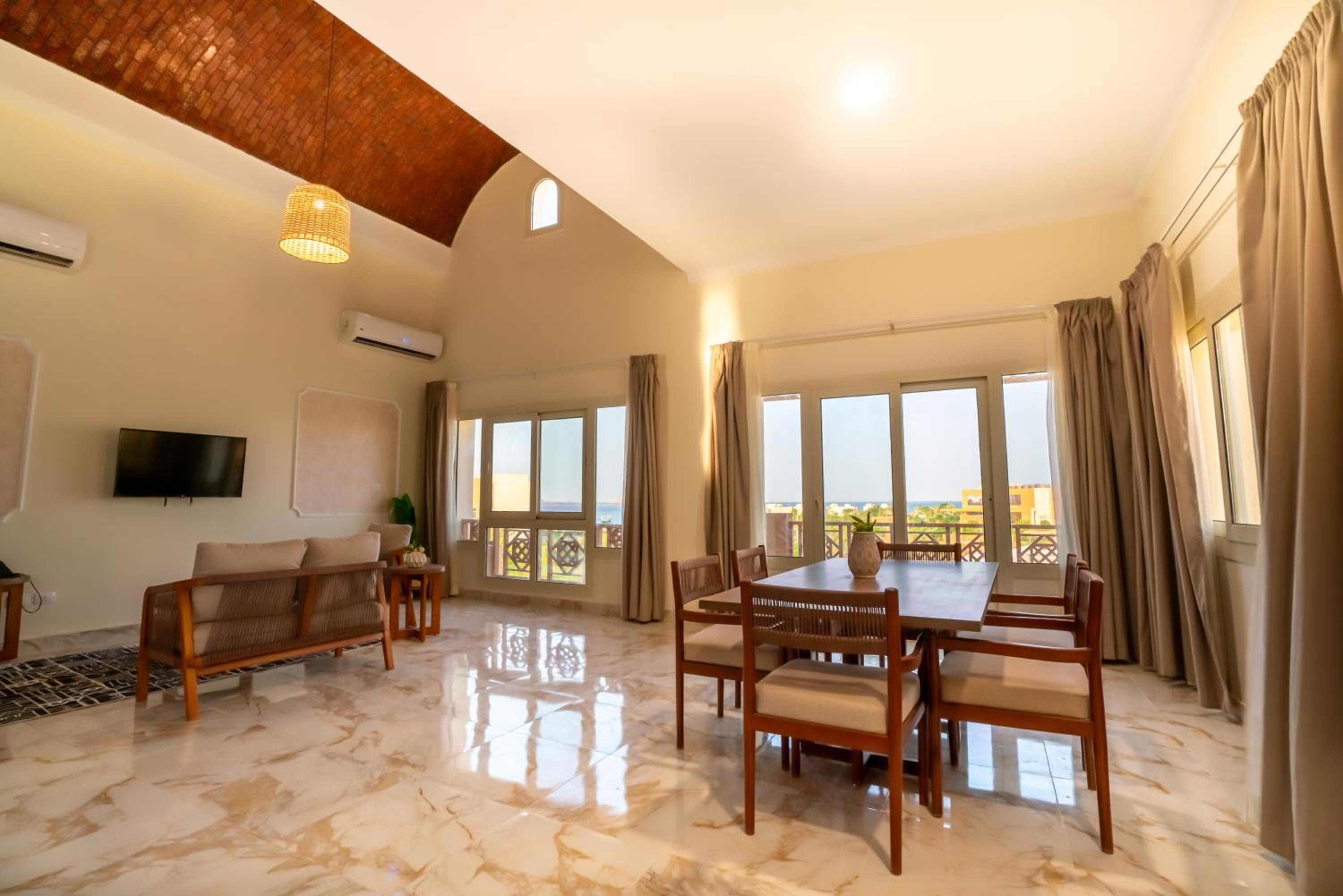 Three  Bedroom Suite Lake & Pool View - Photo 3