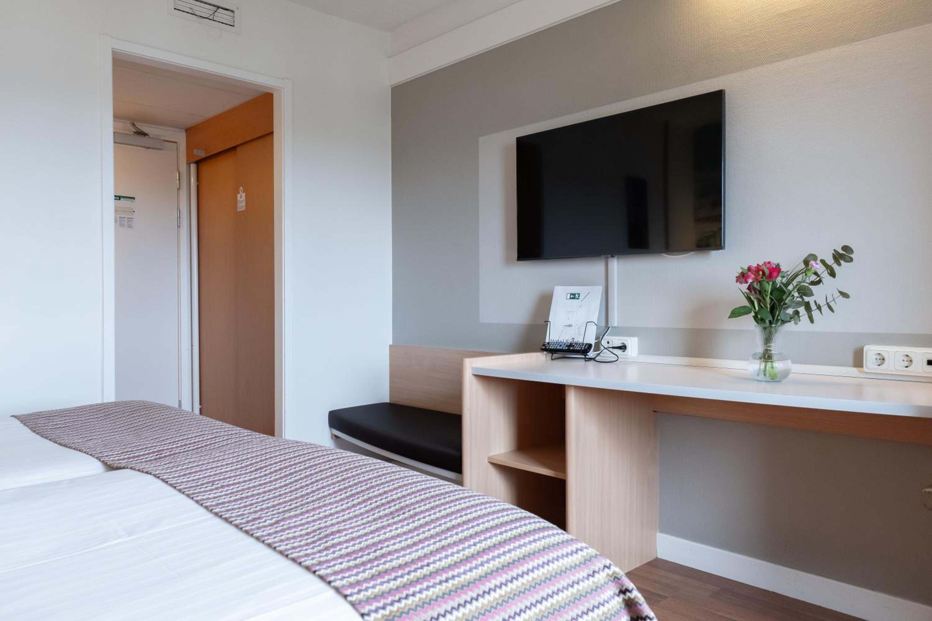 Standard Twin Room - Photo 4