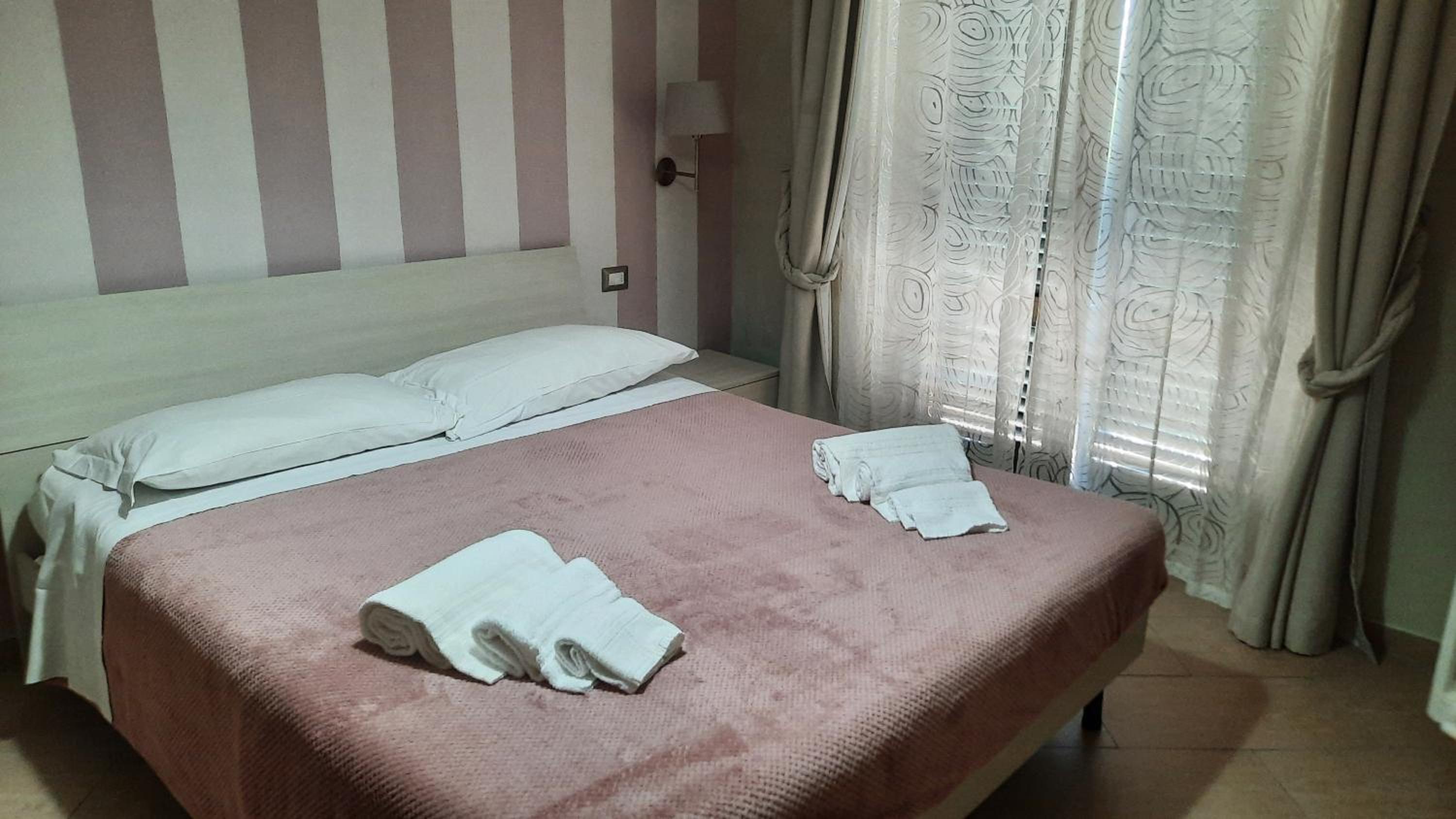 Double Room with Private Bathroom - Photo 3
