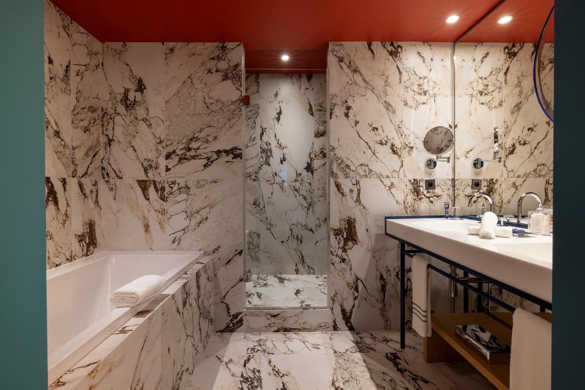 Suite with Free Bottle of Champagne and Spa & Fitness Access thumbnail 6