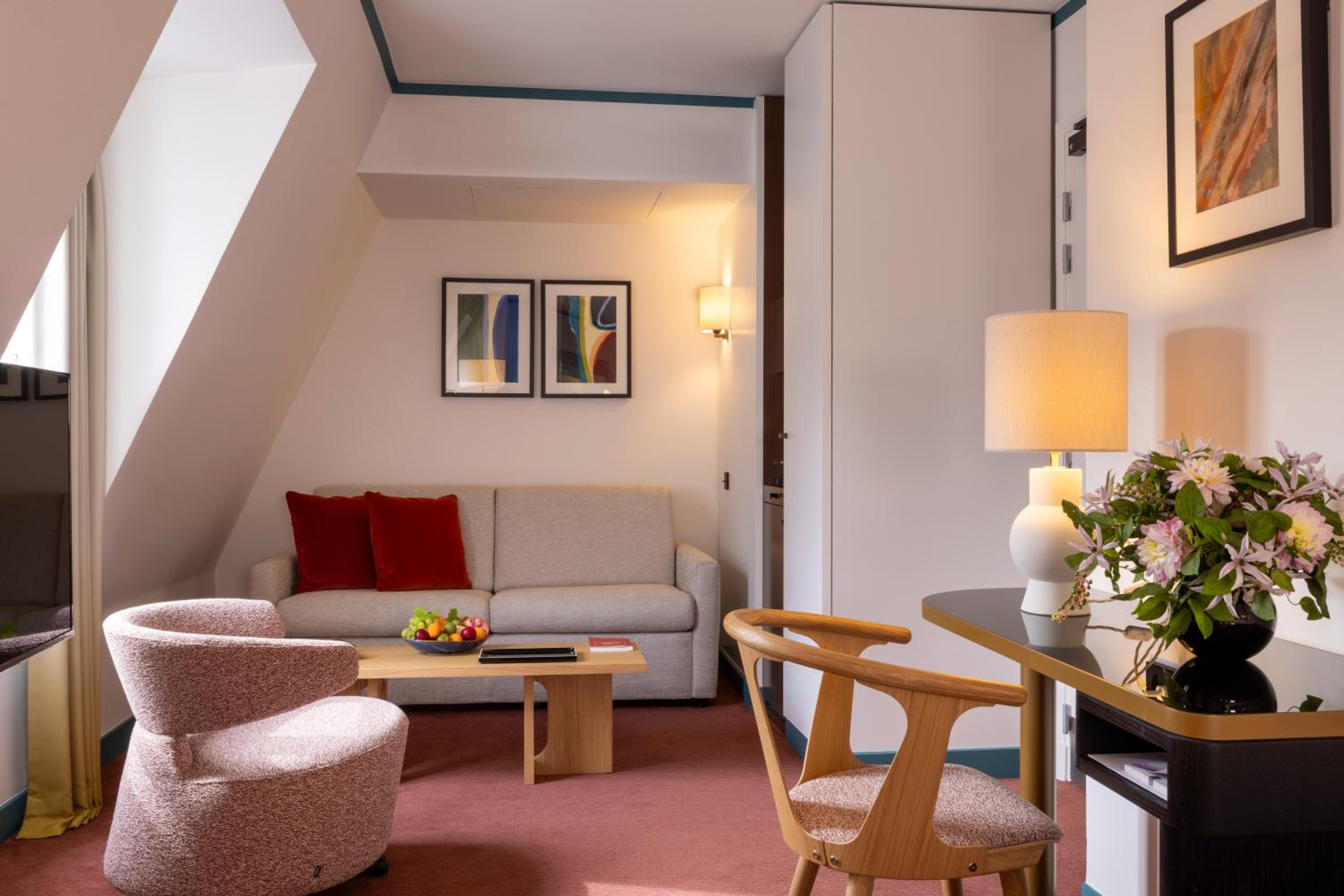 Suite with Free Bottle of Champagne and Spa & Fitness Access