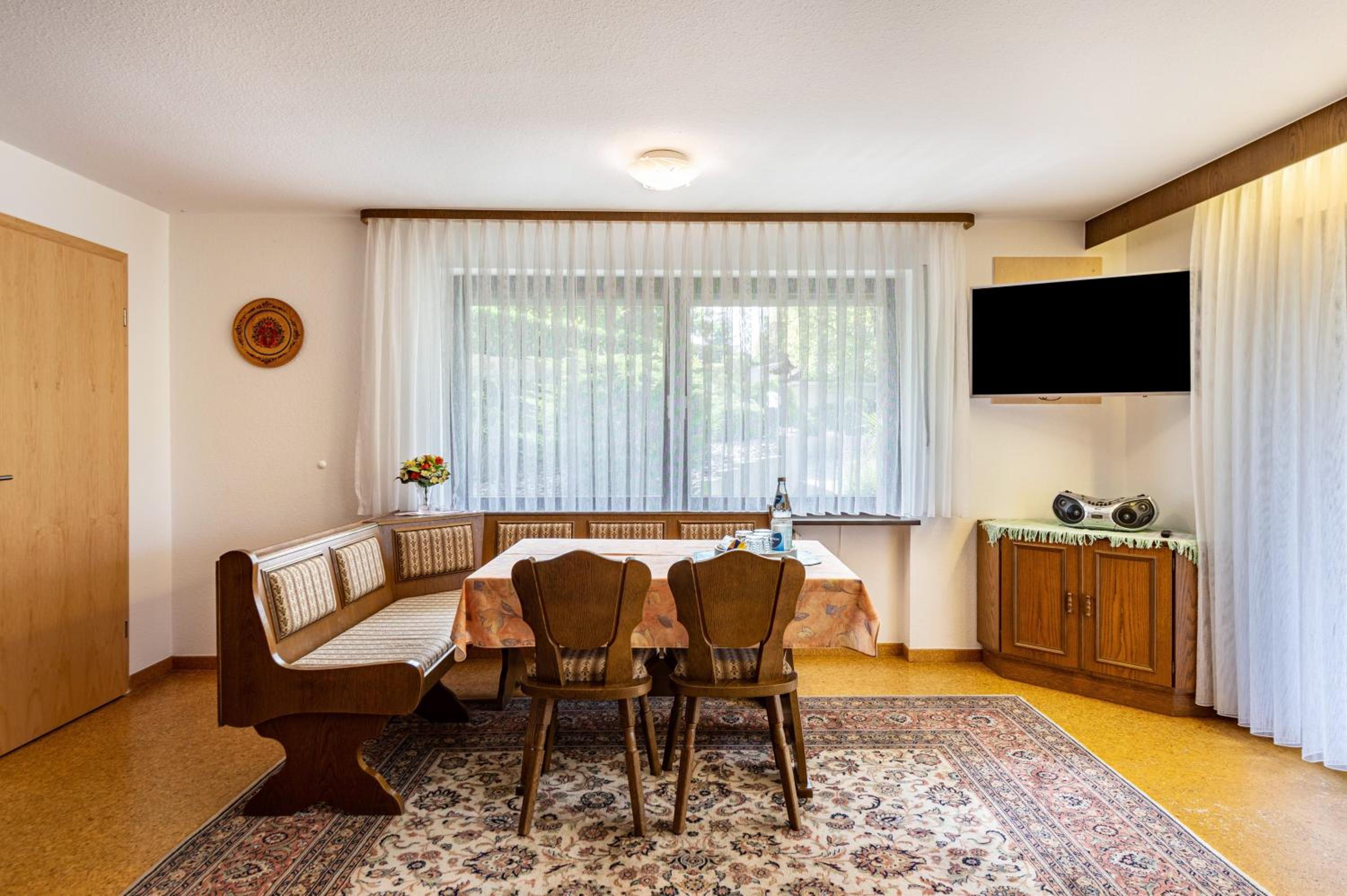 Two-Bedroom Deluxe Apartment with Garden View photo 3