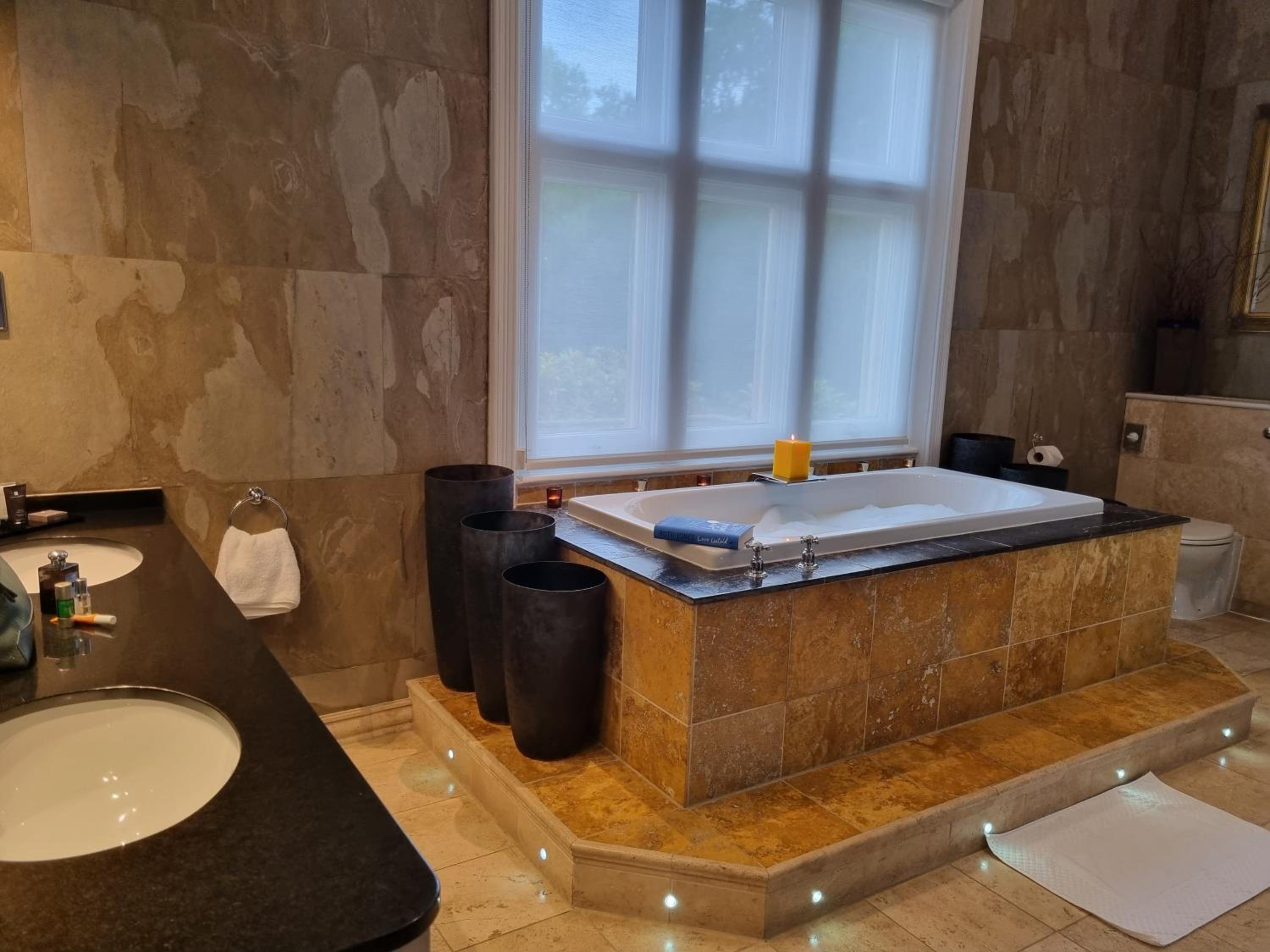 Superior King Suite - Photo 9