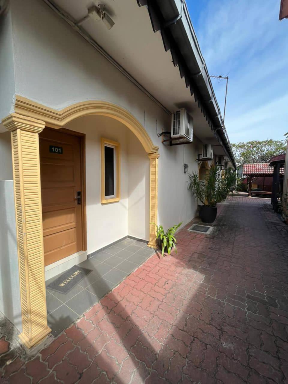 Deluxe Double Room (2 Adults + 1 Child) photo 2