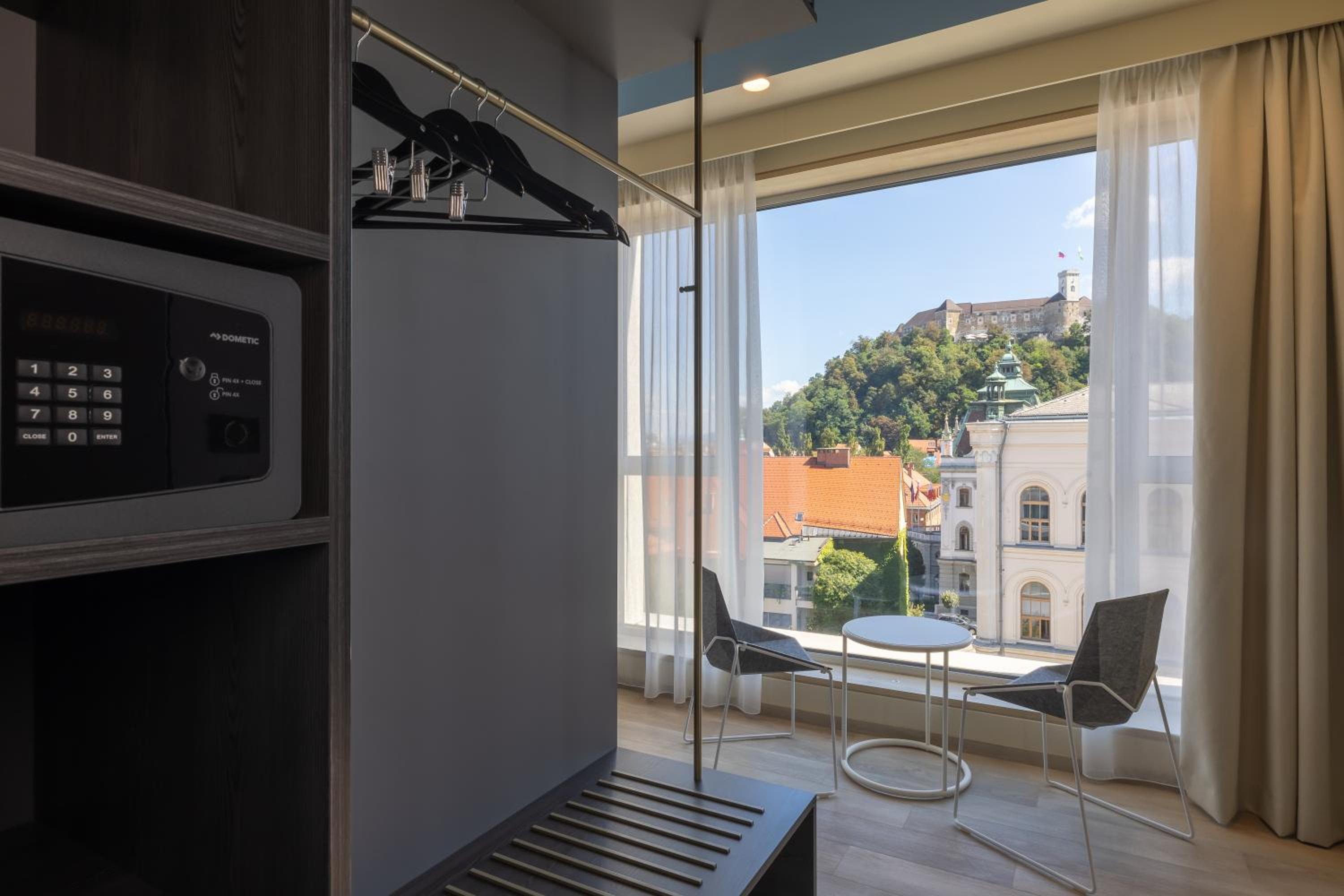 Superior Double or Twin Room Castle View - Photo 4