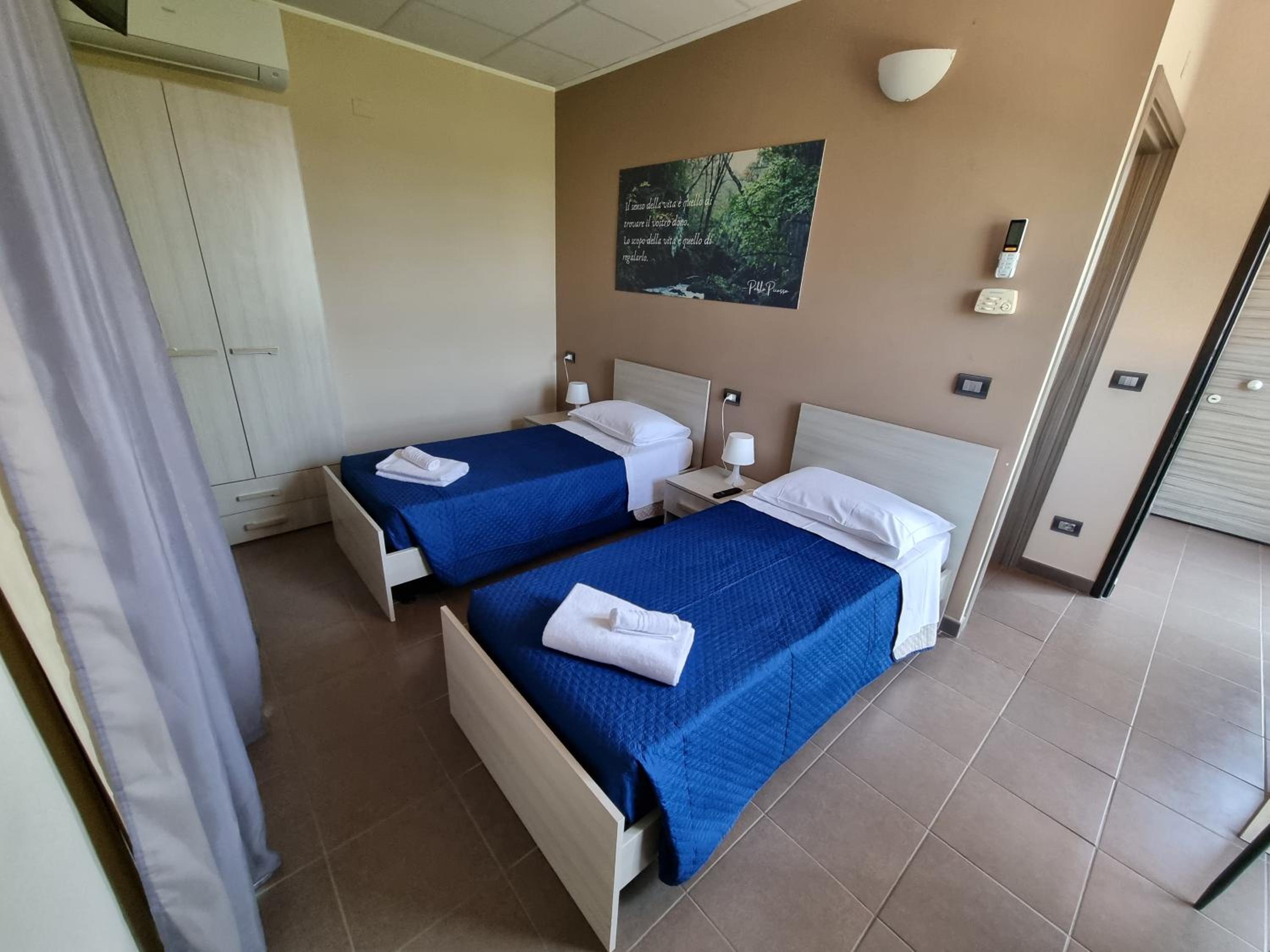 Twin Room with Private Bathroom photo 1