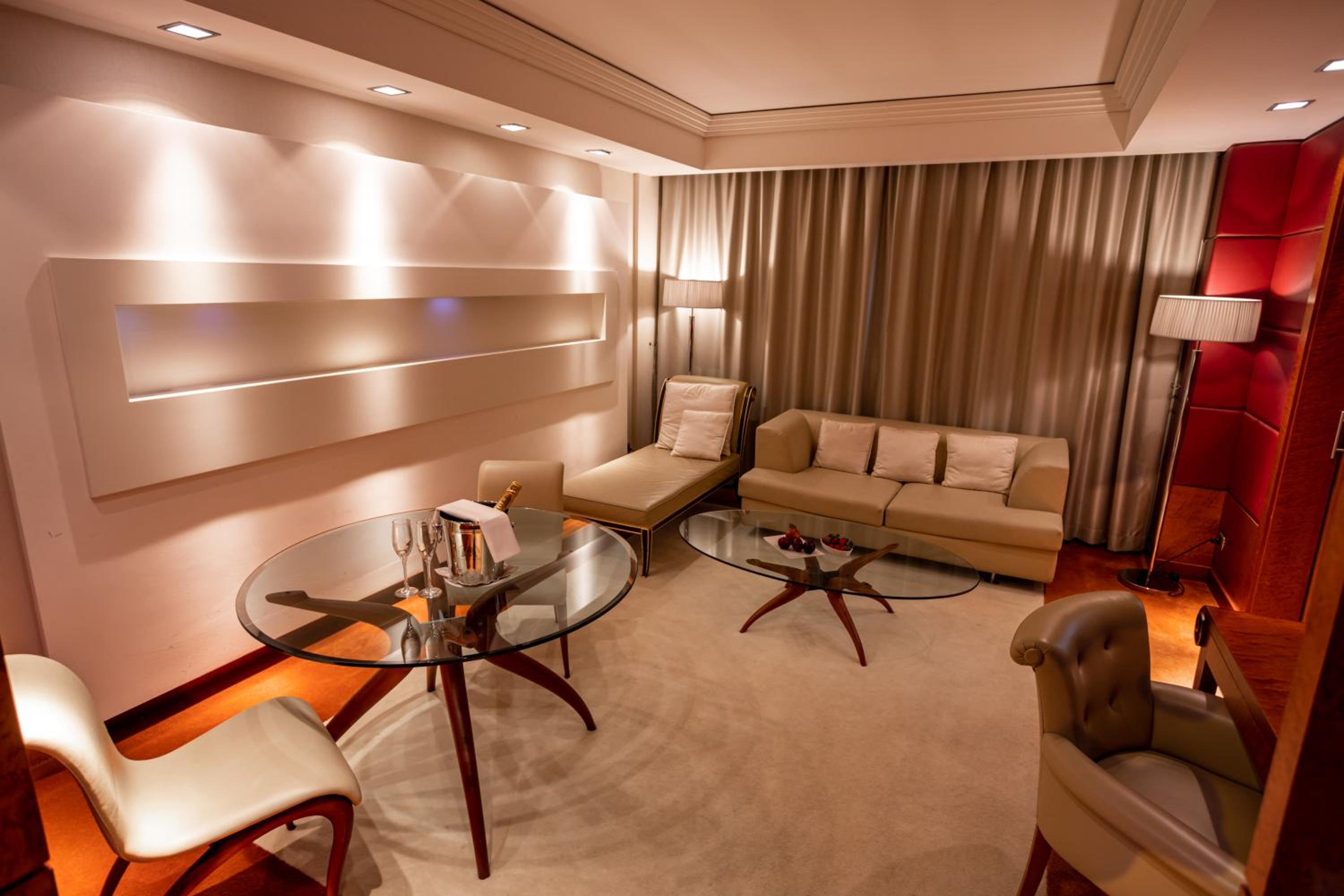King Suite with Whirlpool photo 1