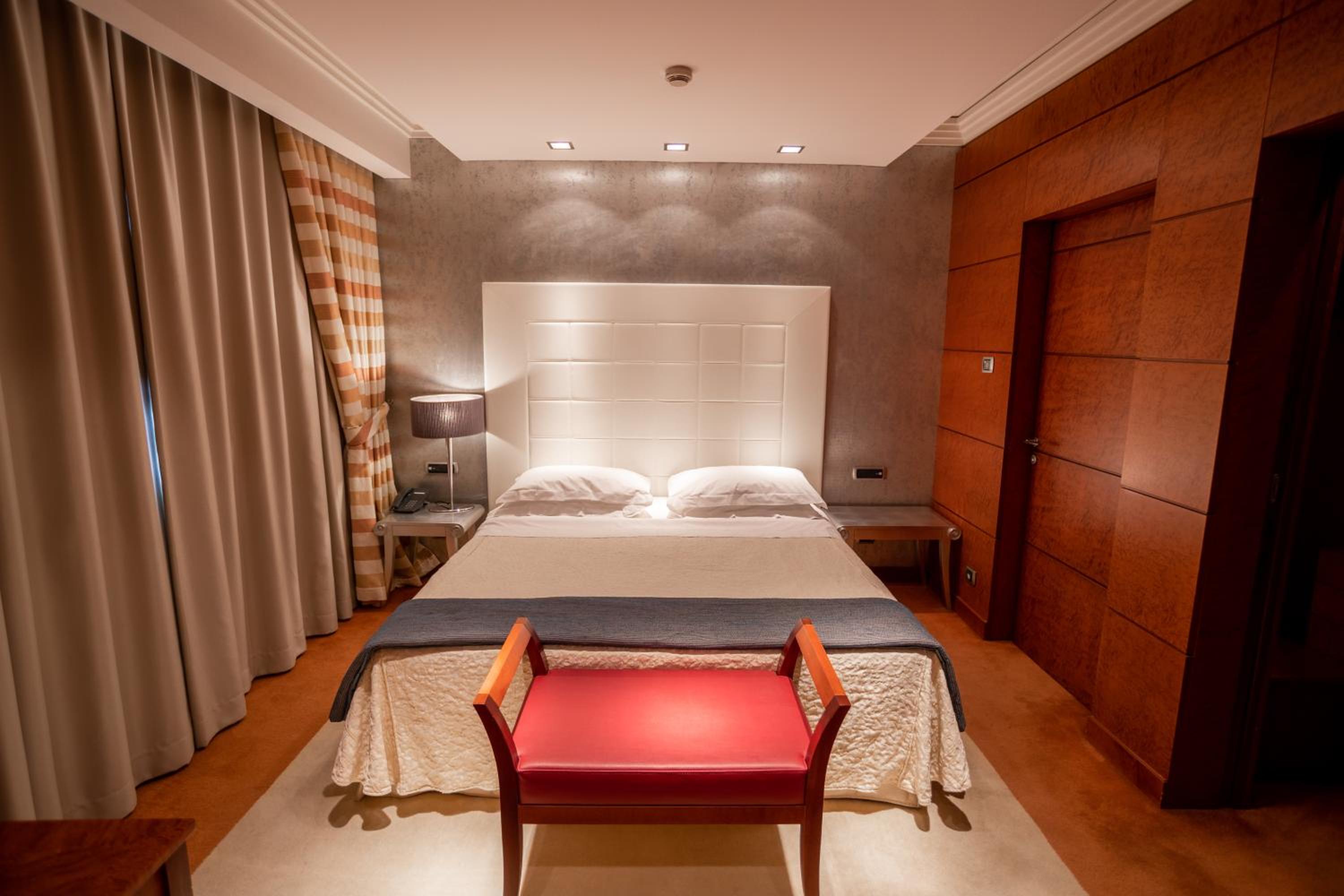 King Suite with Whirlpool photo 3