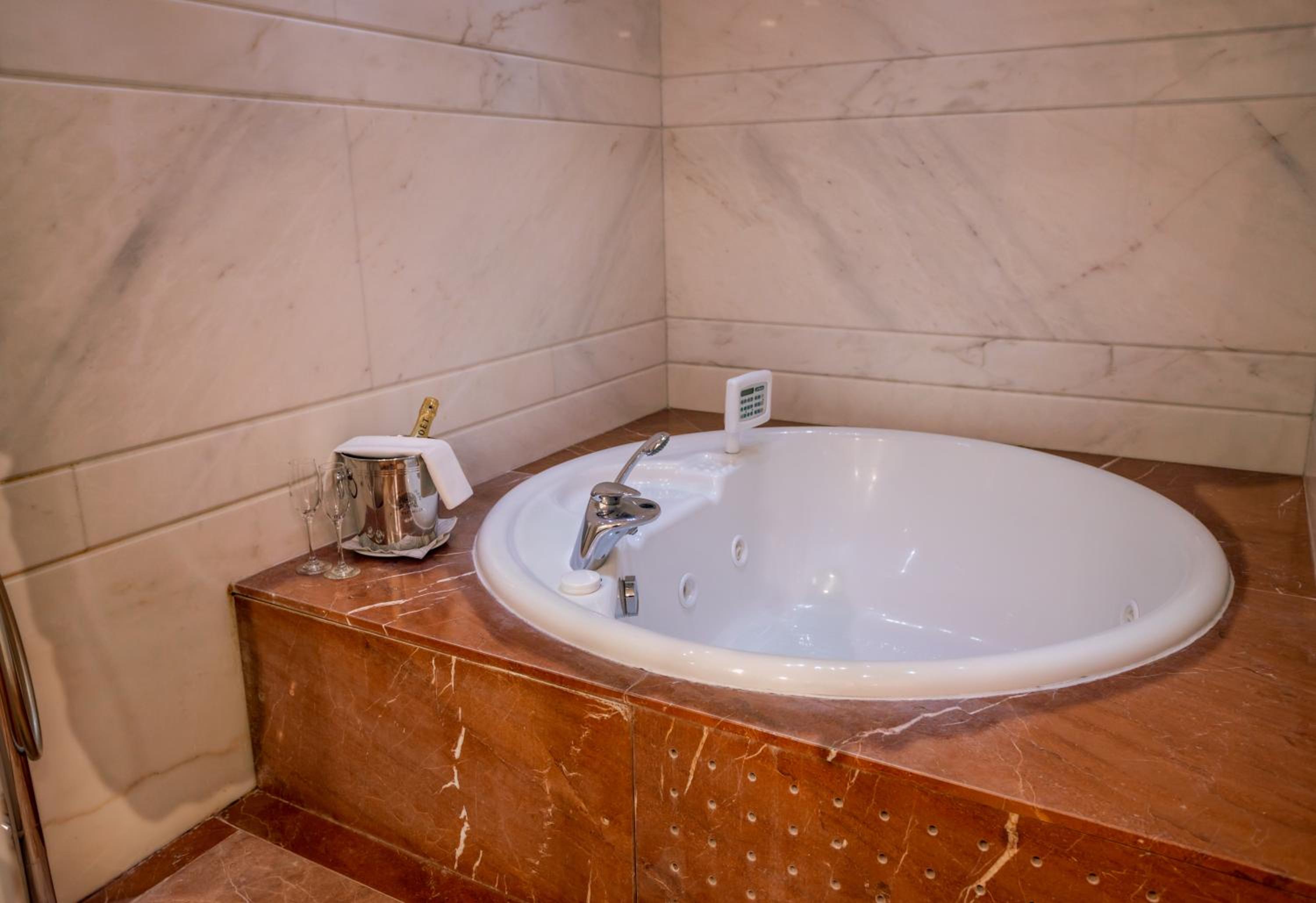 King Suite with Whirlpool photo 3