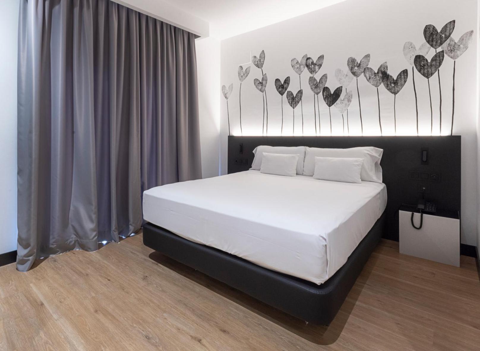 Double or Twin Room with Terrace - Photo 5