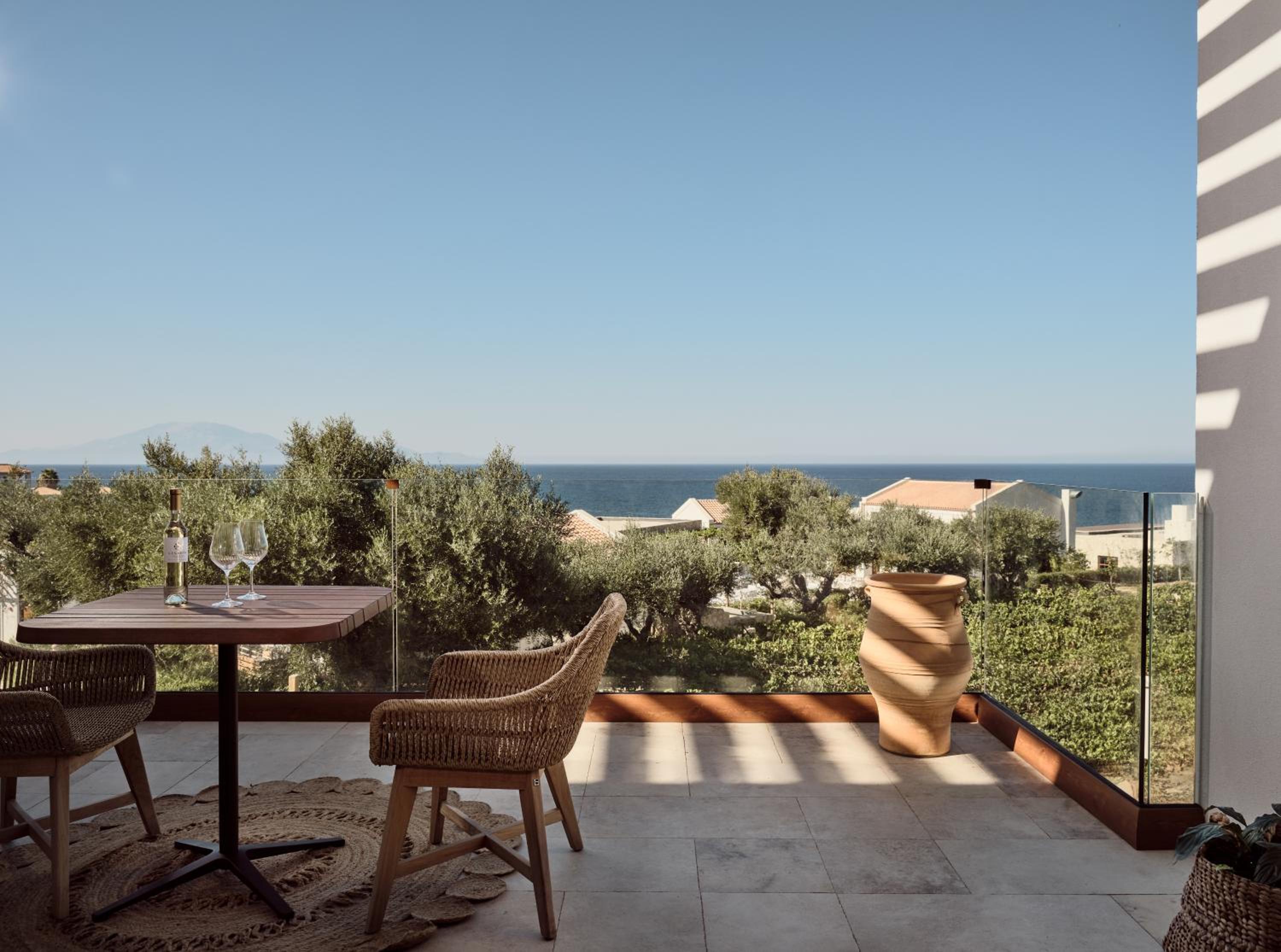 Deluxe Suite with Sea View - Photo 2